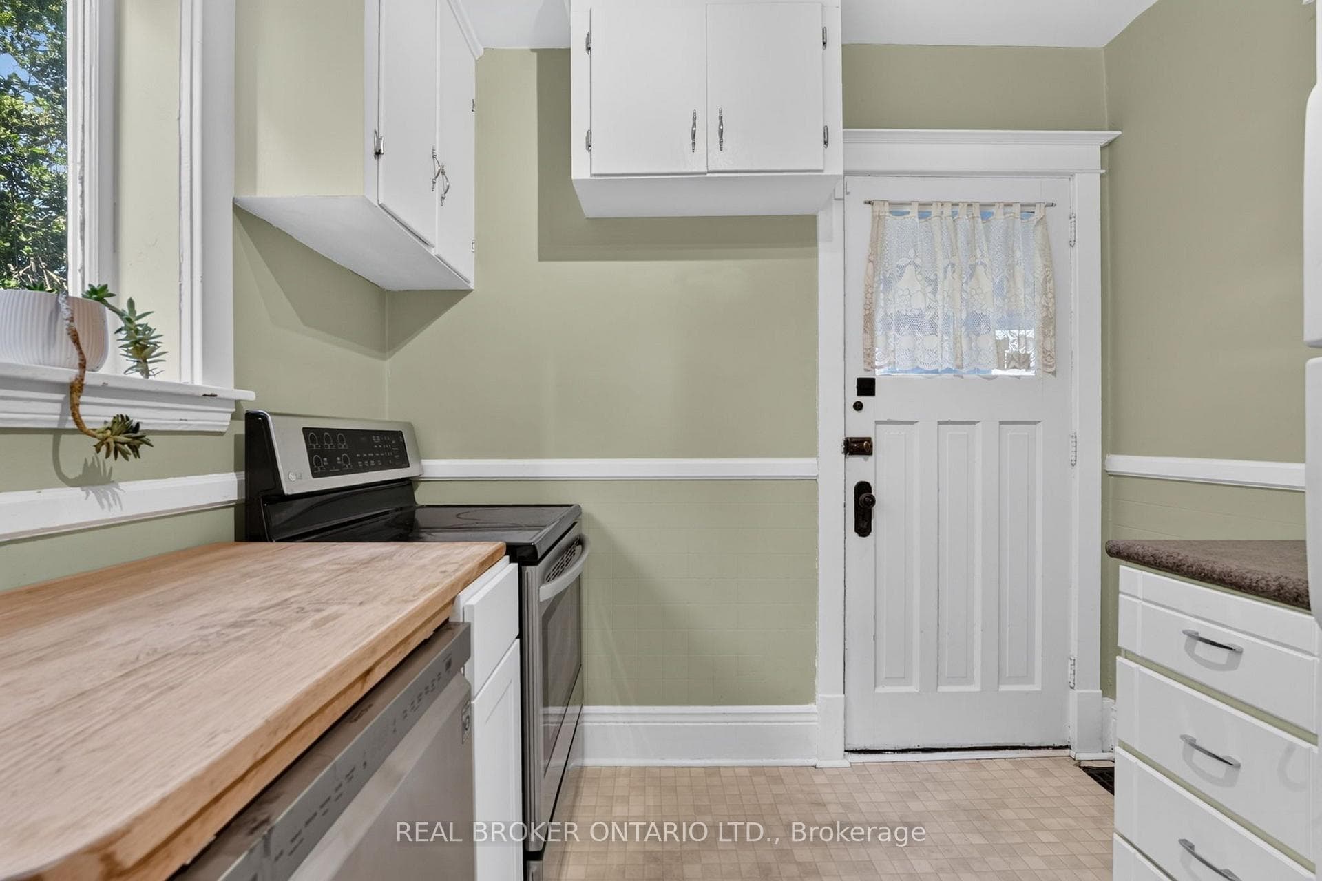 72 Houghton Avenue photo 14