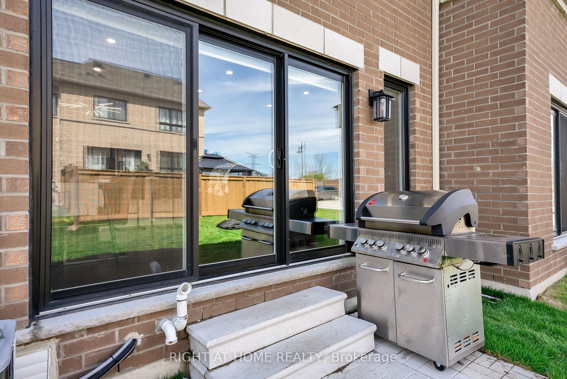 43 Caspian Square photo 39