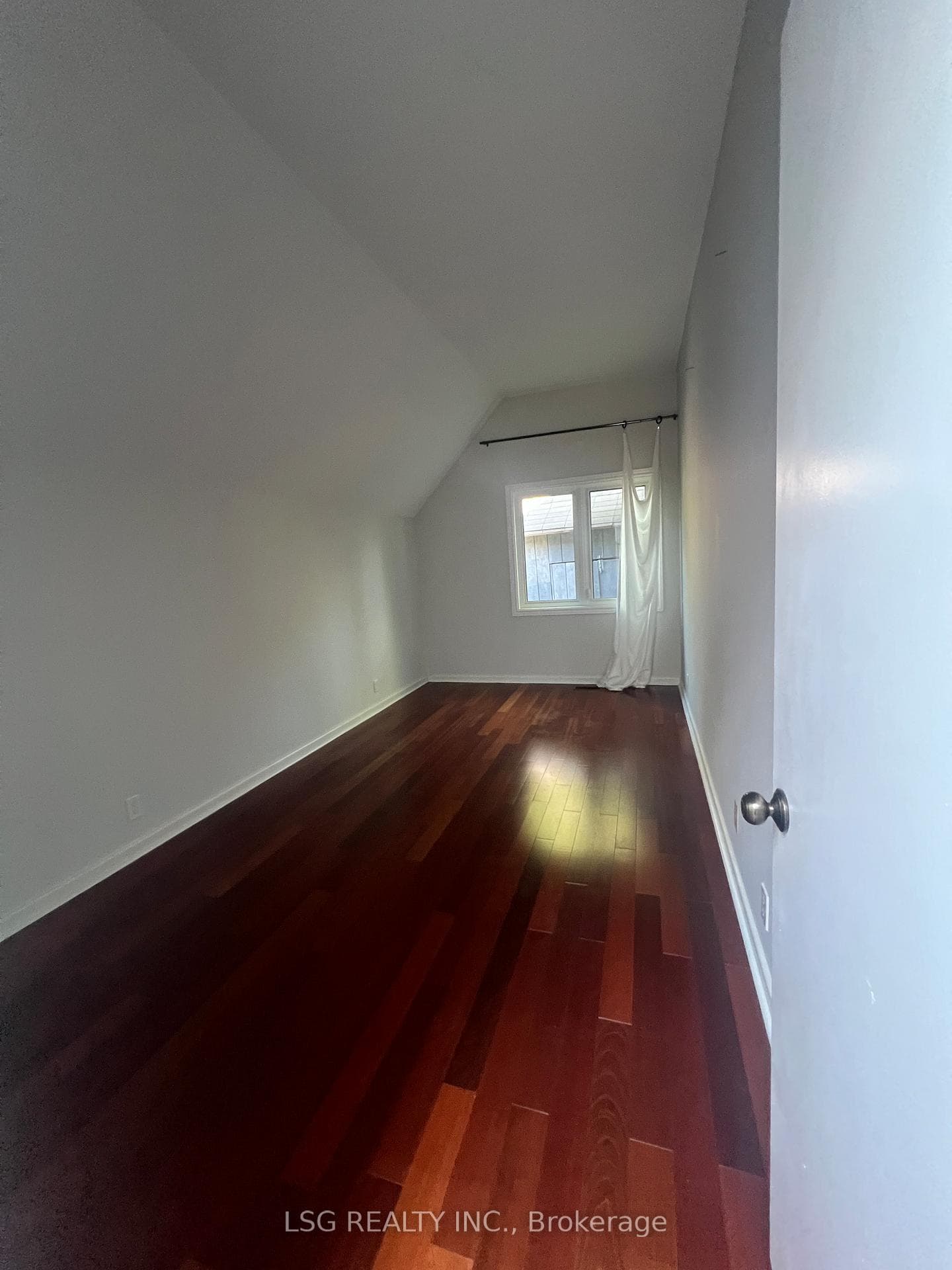 543 Wellington Street photo 10