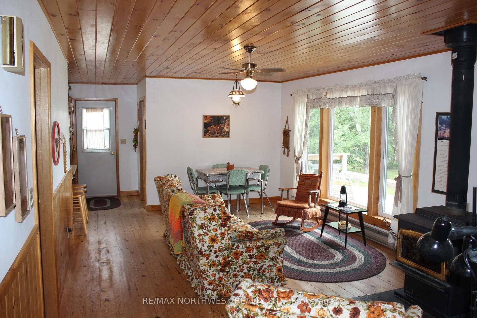 93 STINTZI DR E photo 20
