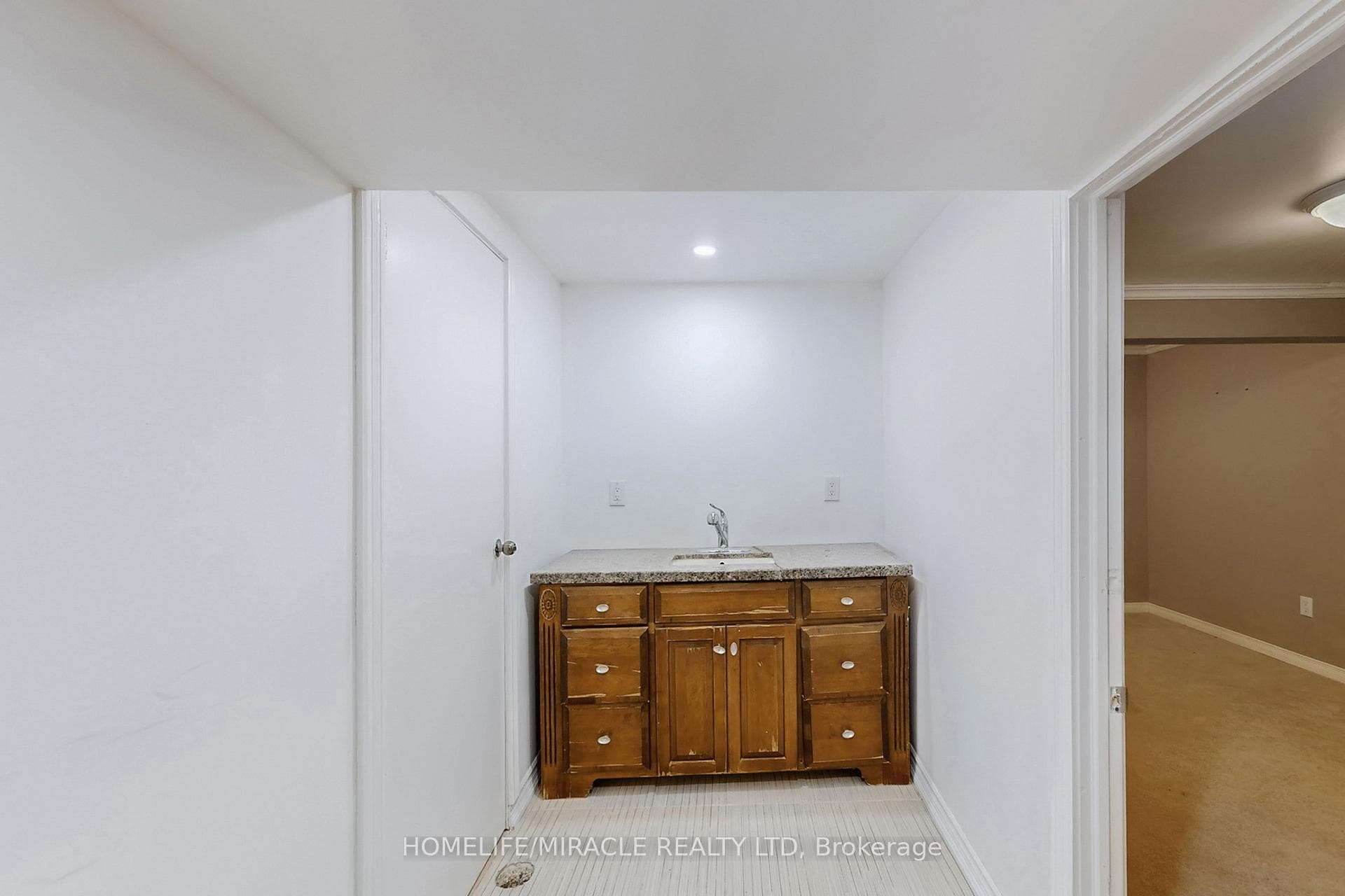 703 Middleton Crescent photo 31