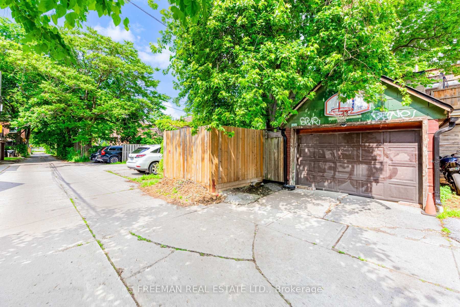 652 Markham Street photo 34