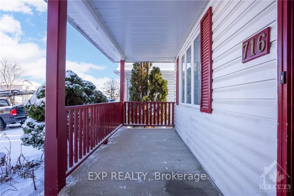 716 MOREWOOD Crescent photo 3
