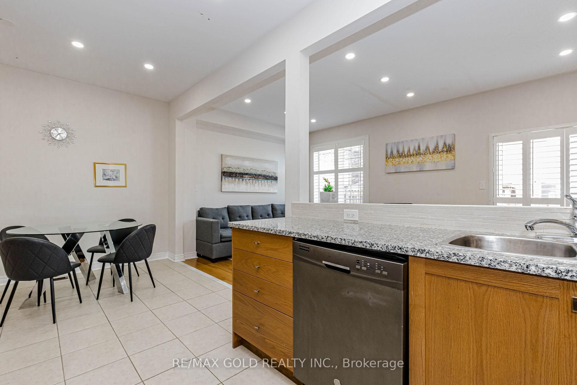 566 Bessborough Drive photo 12