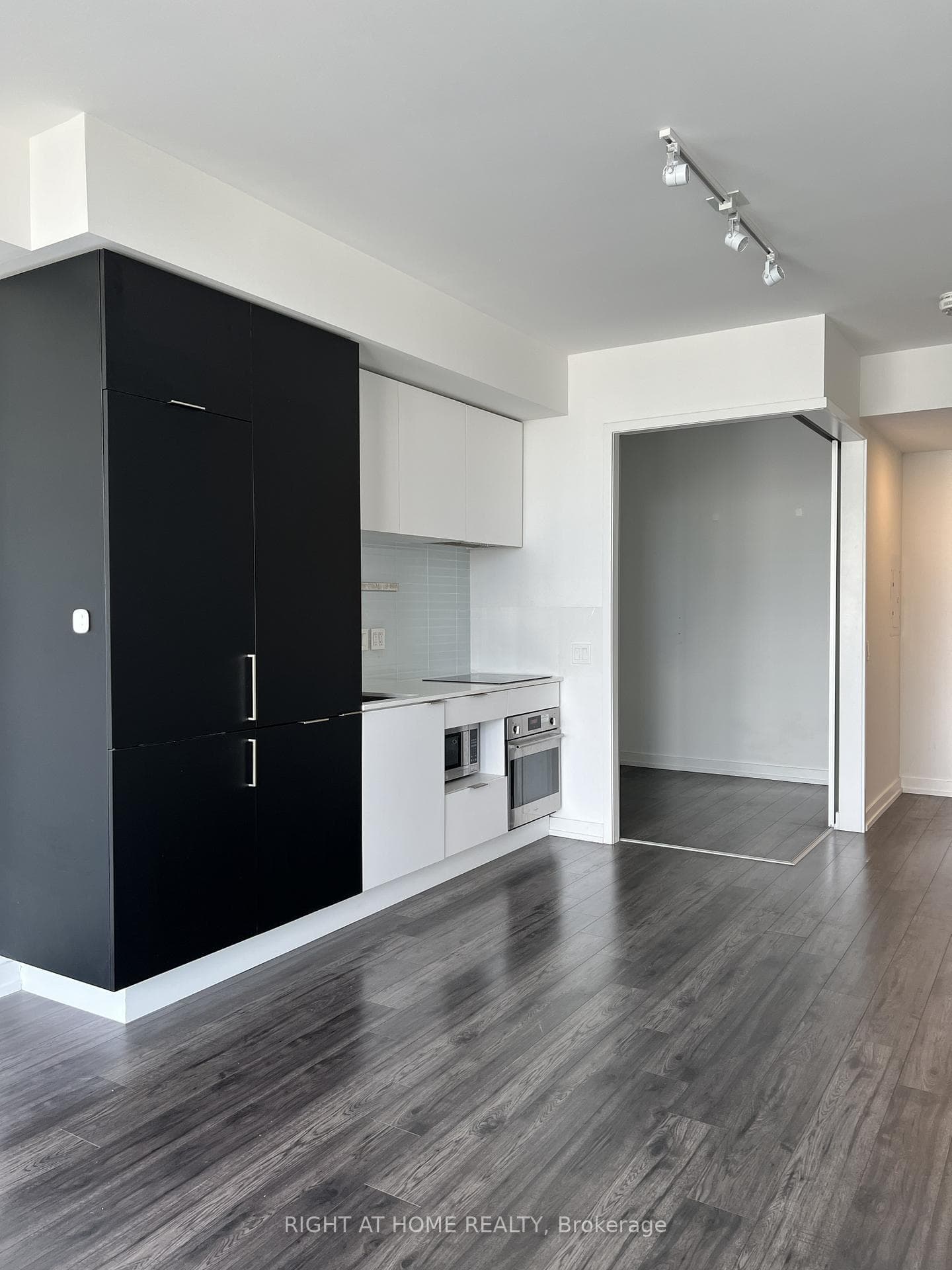 33 Helendale Avenue Unit 1805 photo 3