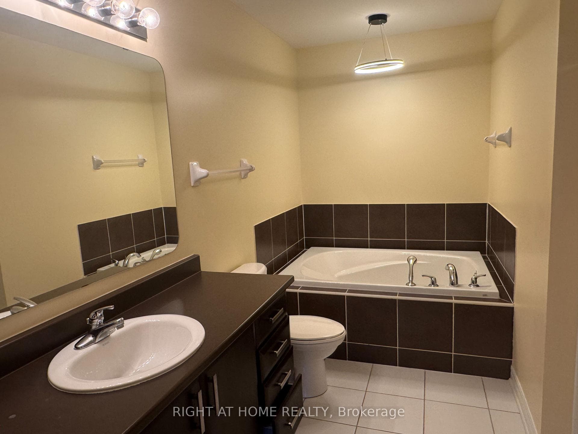 253 WAYMARK Crescent photo 20