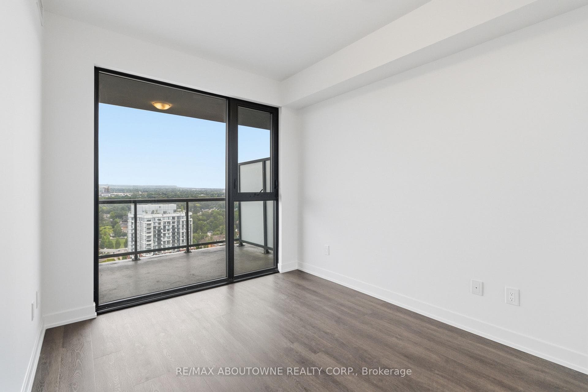 2075 Lakeshore Road Unit 2011 photo 16
