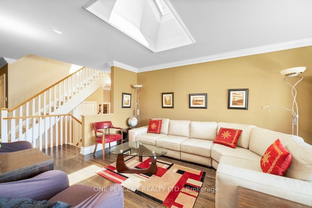 583 Stephens Crescent photo 8