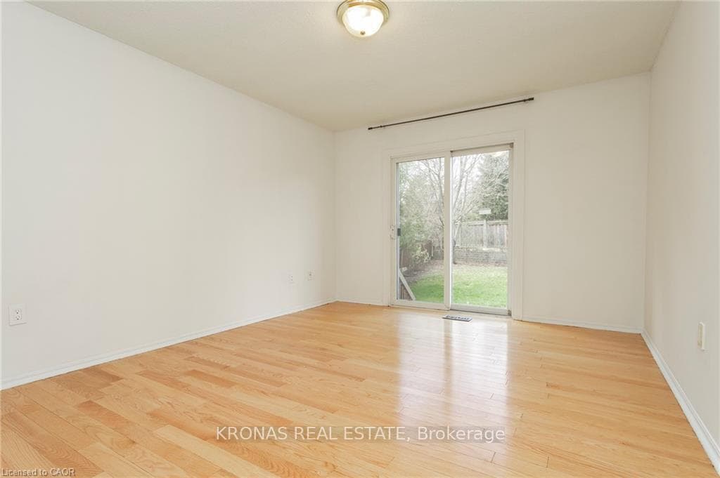 2303 Malcolm Crescent photo 8