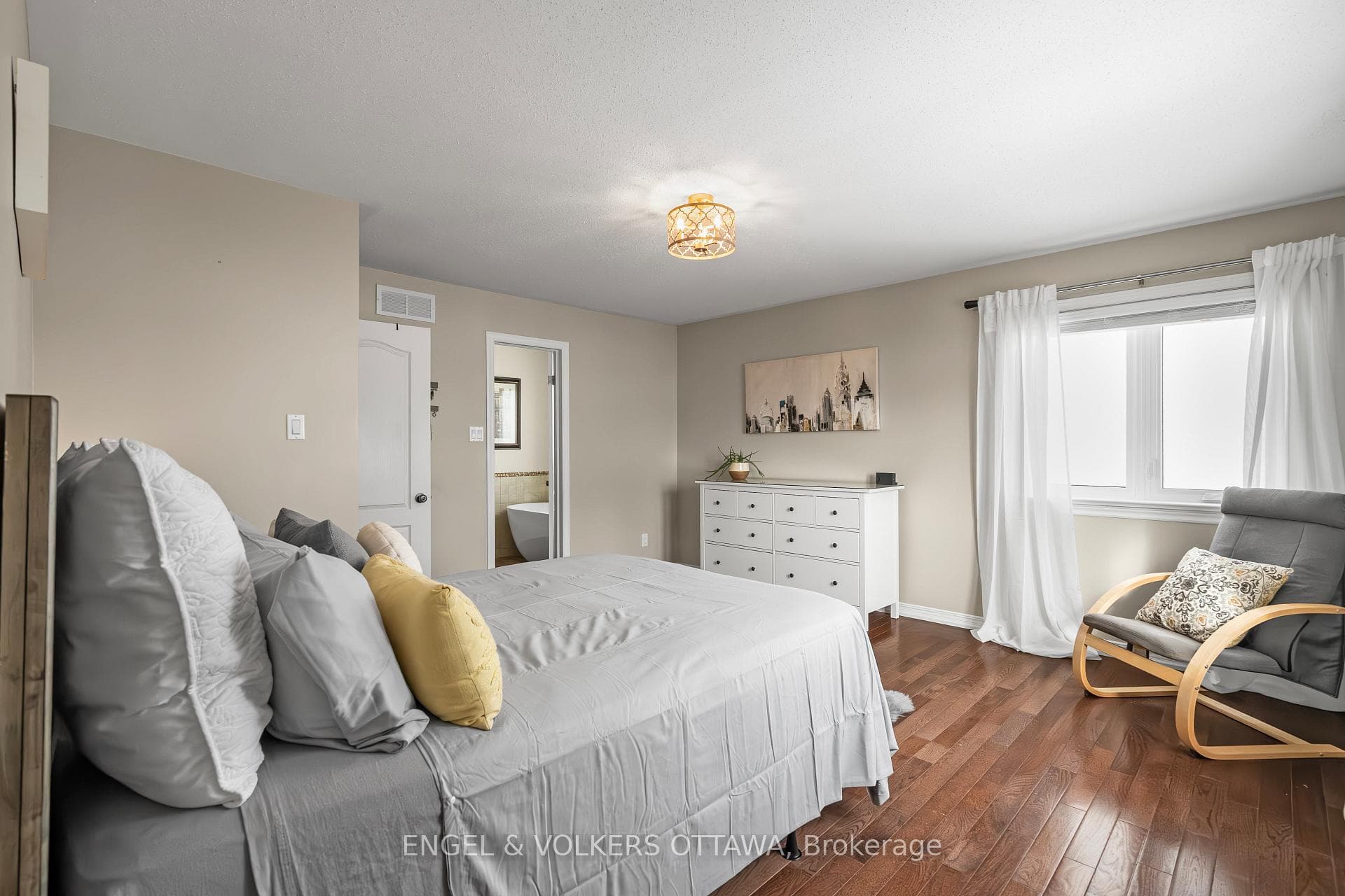 36 Newborough Crescent photo 19