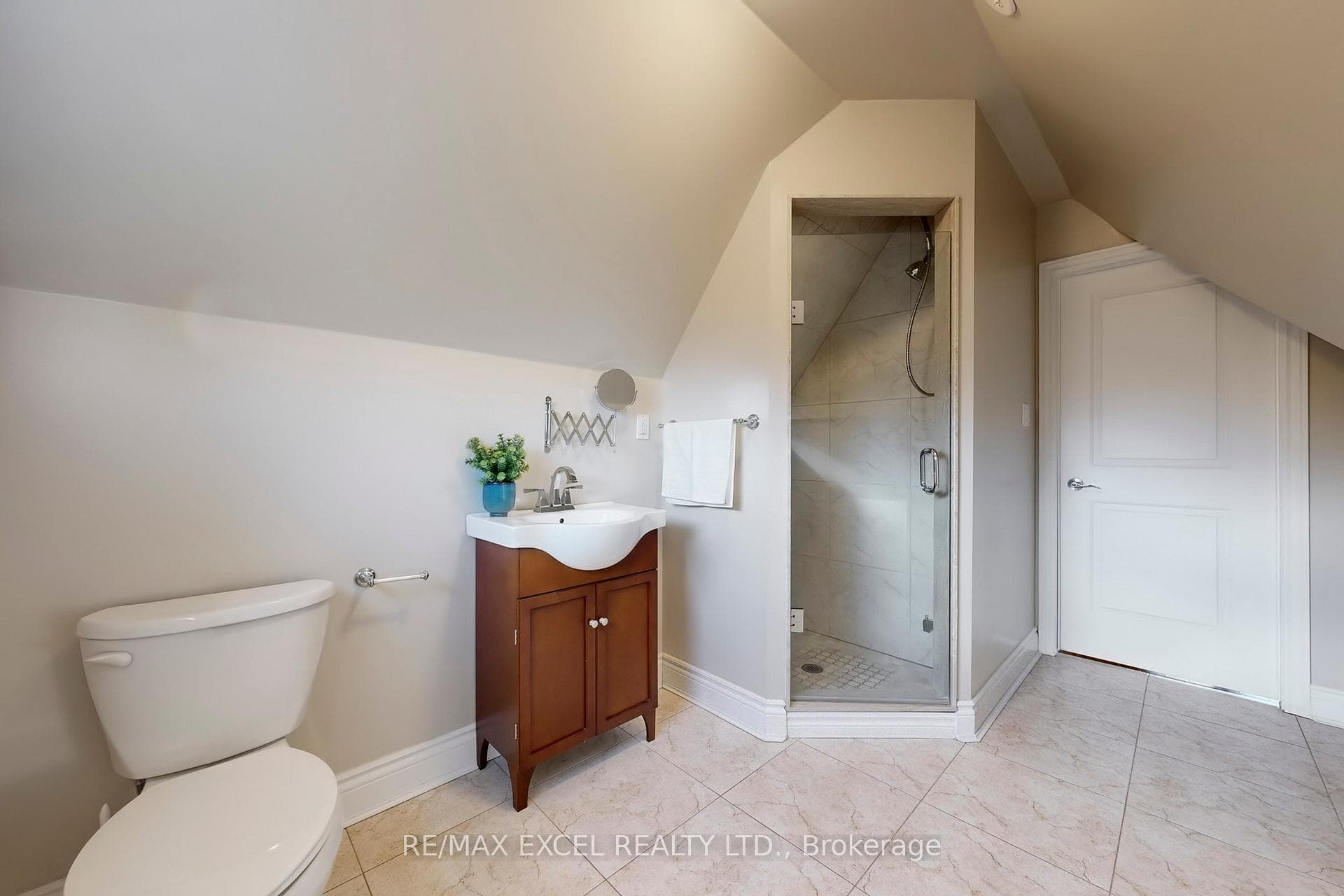 90 Fairleigh Crescent photo 36