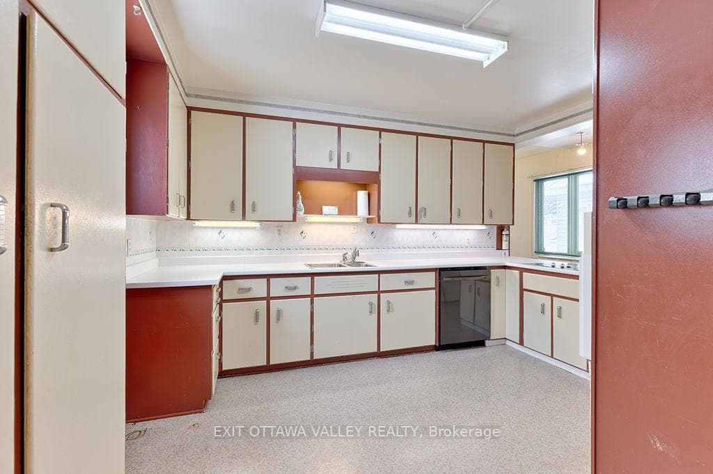 415 Trafalgar Road photo 11