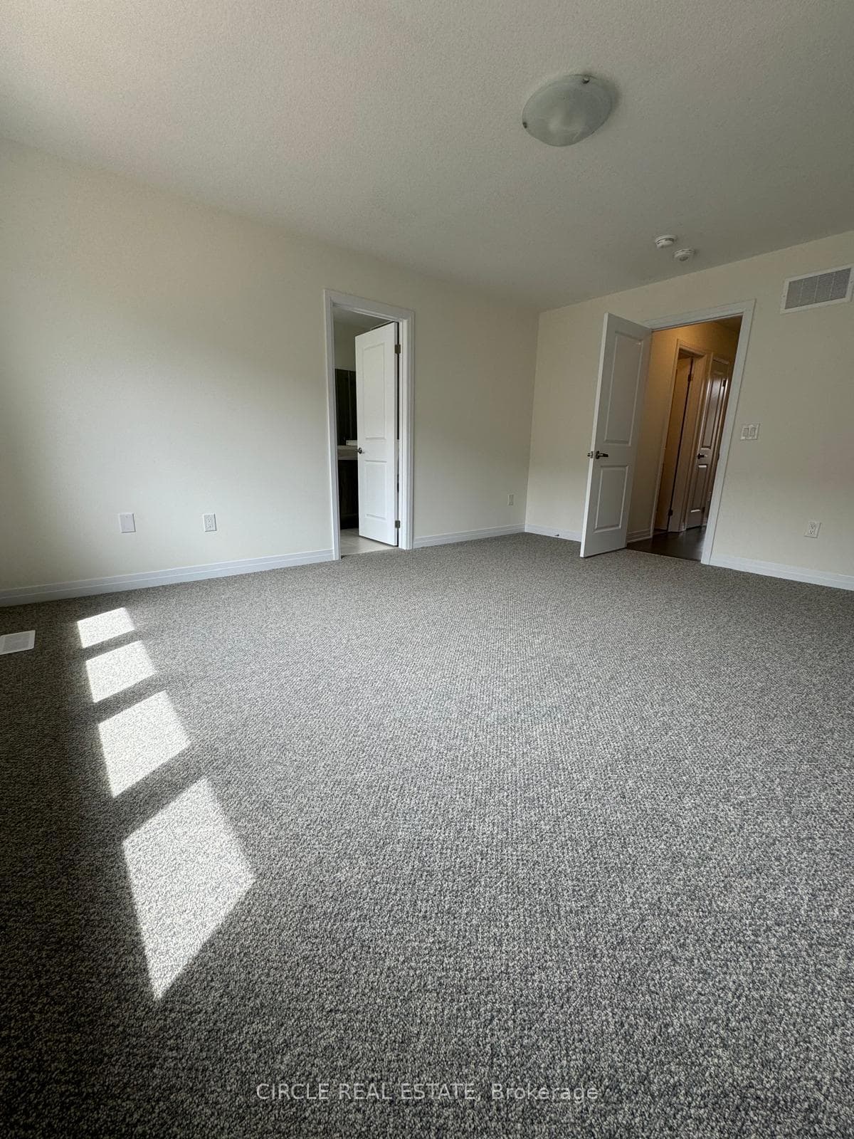 470 Adelaide Street photo 27