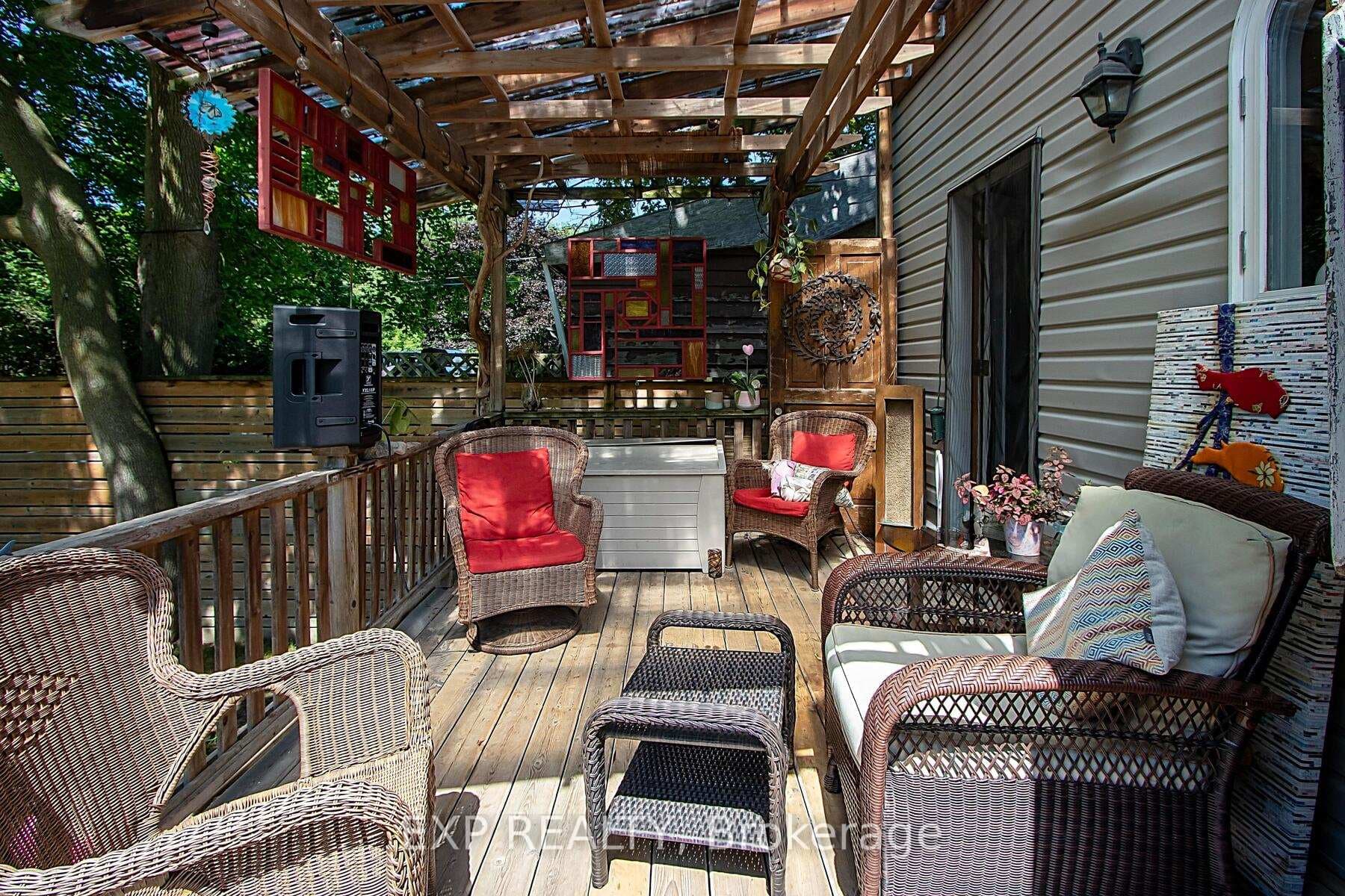268 Hall Street photo 31