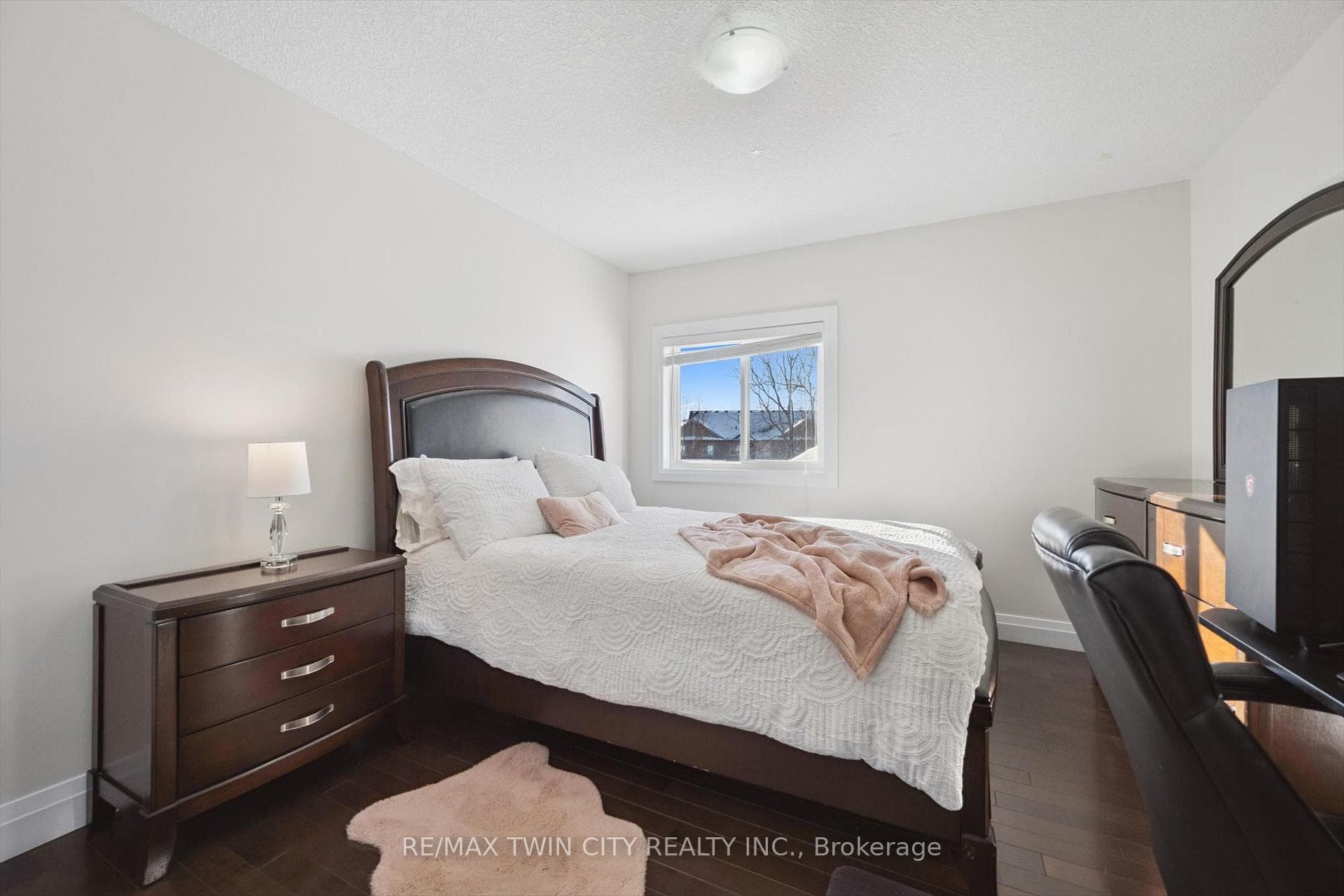 556 Netherwood Crescent photo 26