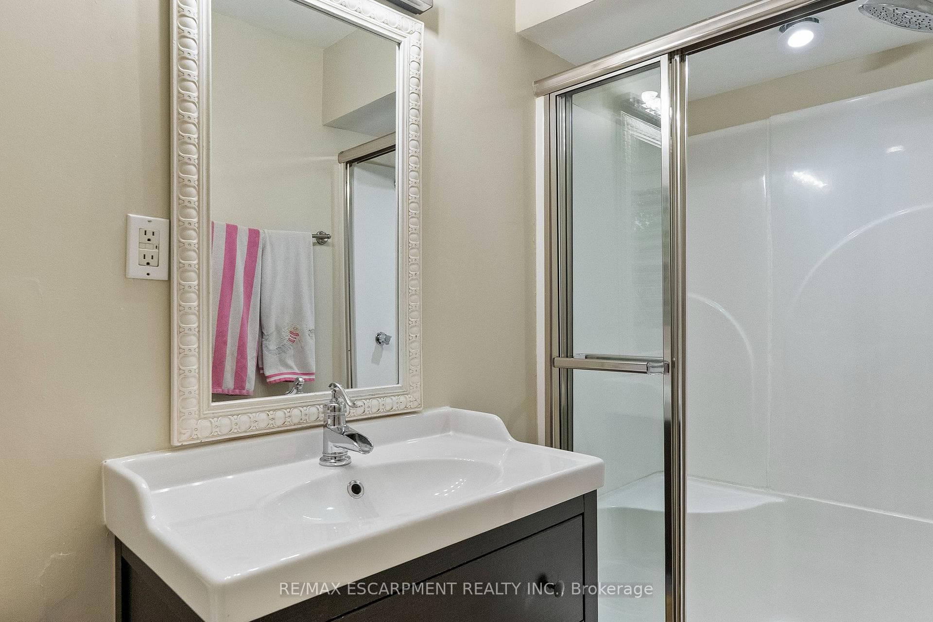 615 VANESSA Crescent photo 26