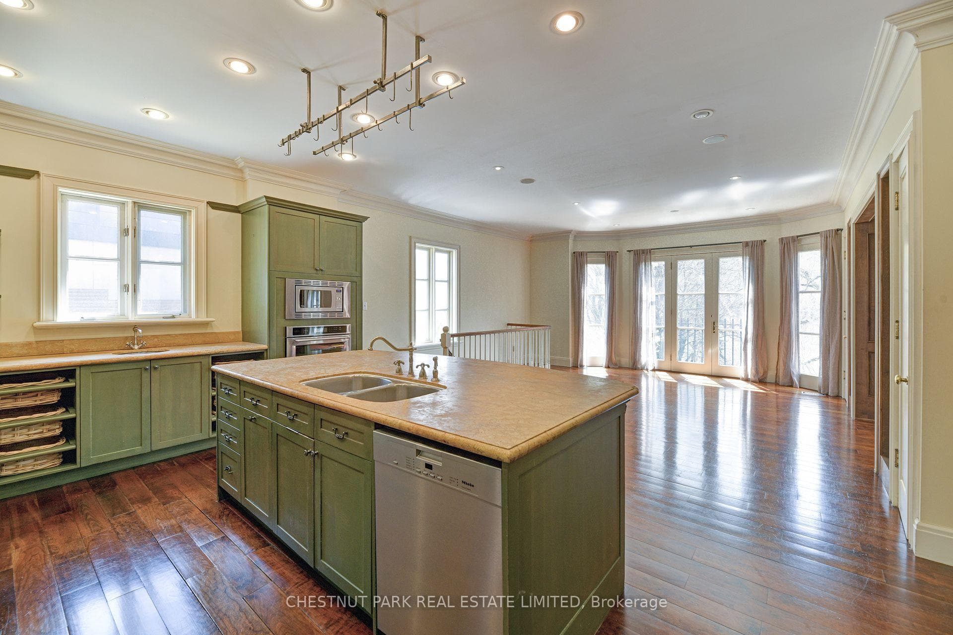 59 Roxborough Drive photo 5