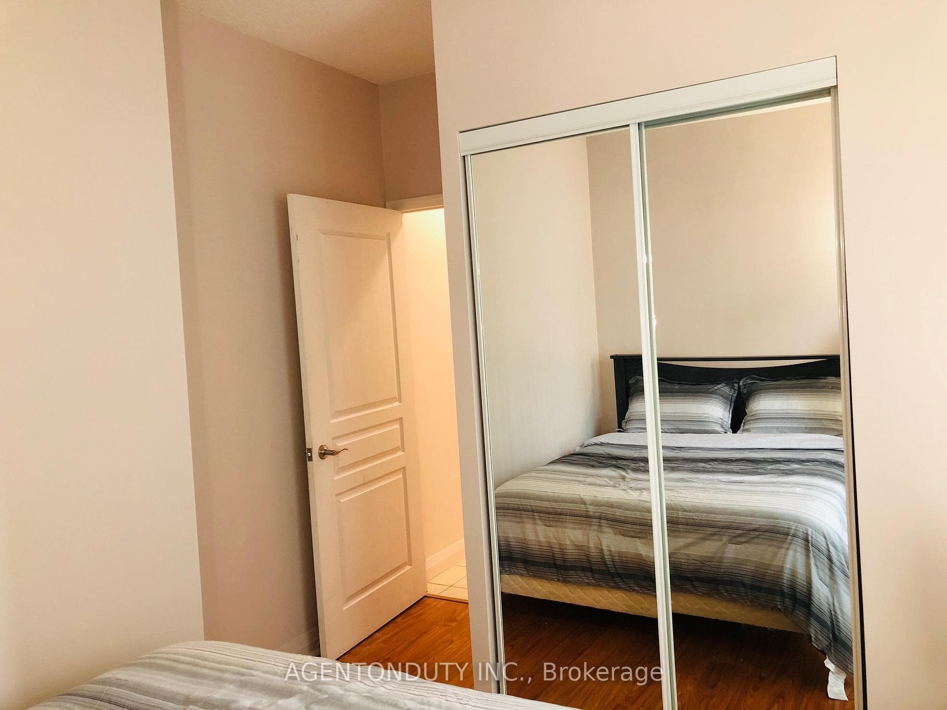 1121 Bay Street Unit 909 photo 6