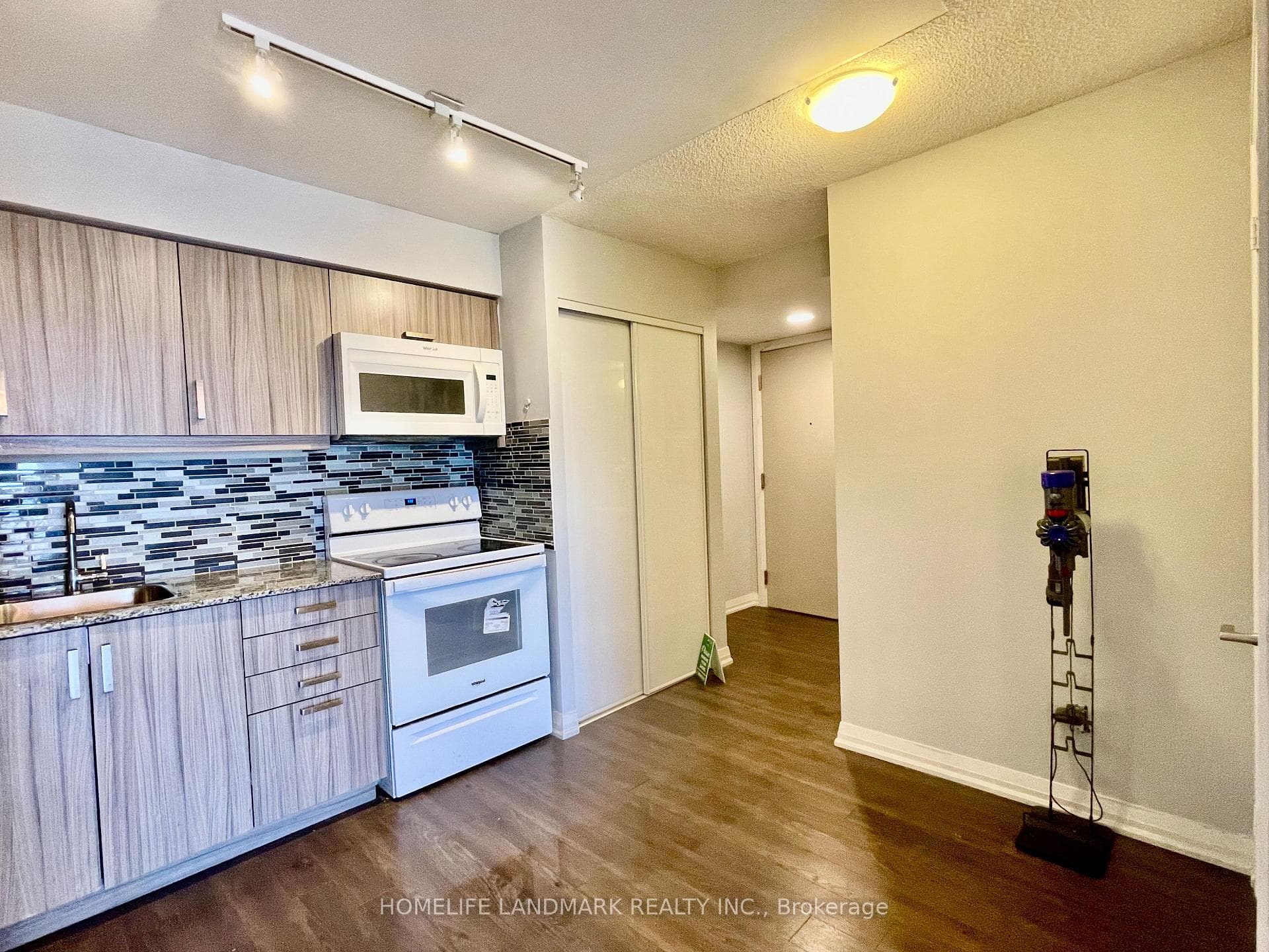 30 Meadowglen Place Unit 2406 photo 4