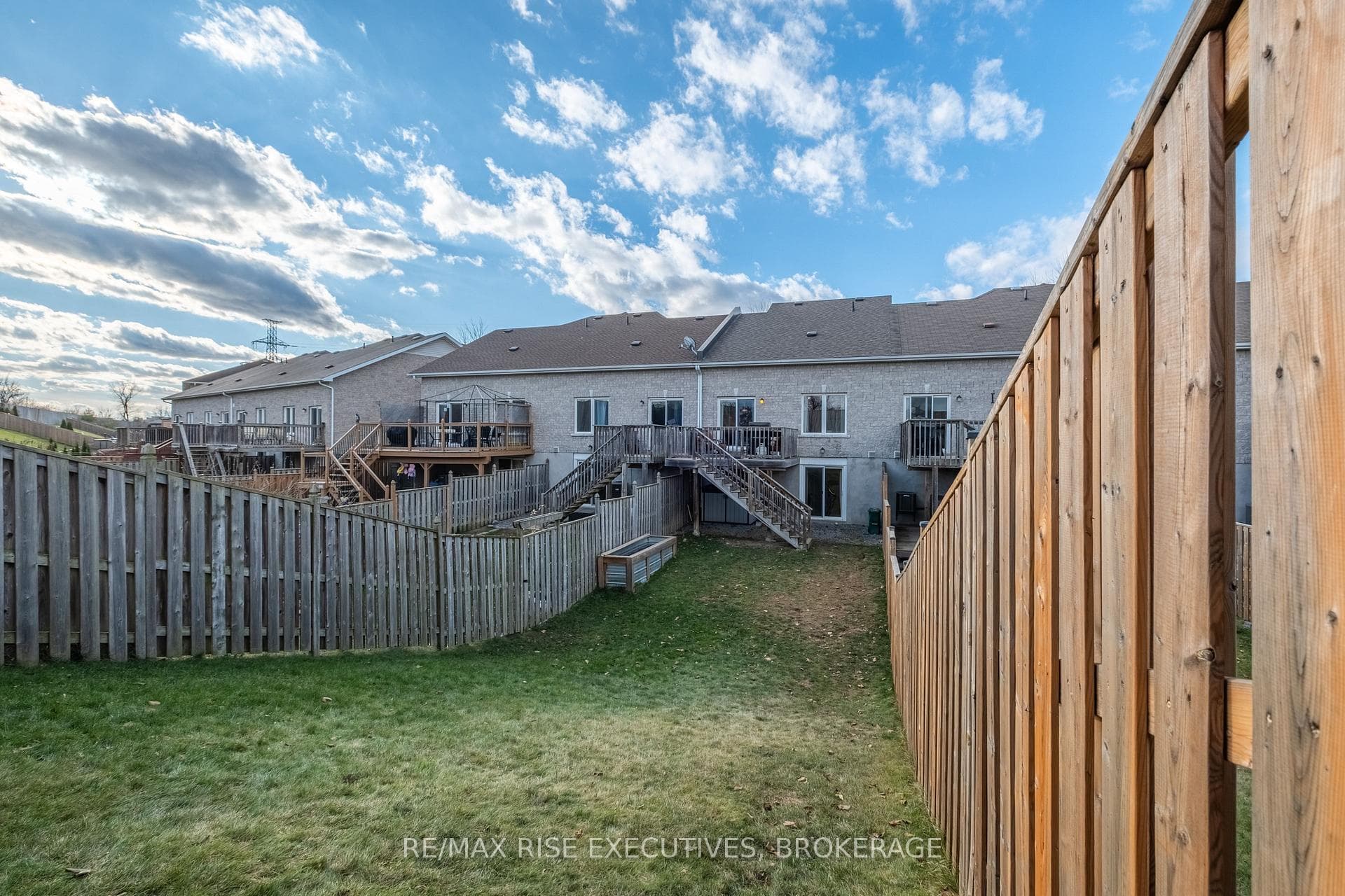 958 Swanfield Street photo 32
