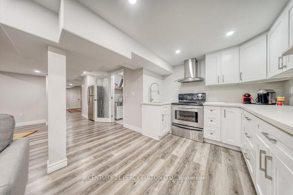 18 Booth Crescent photo 37