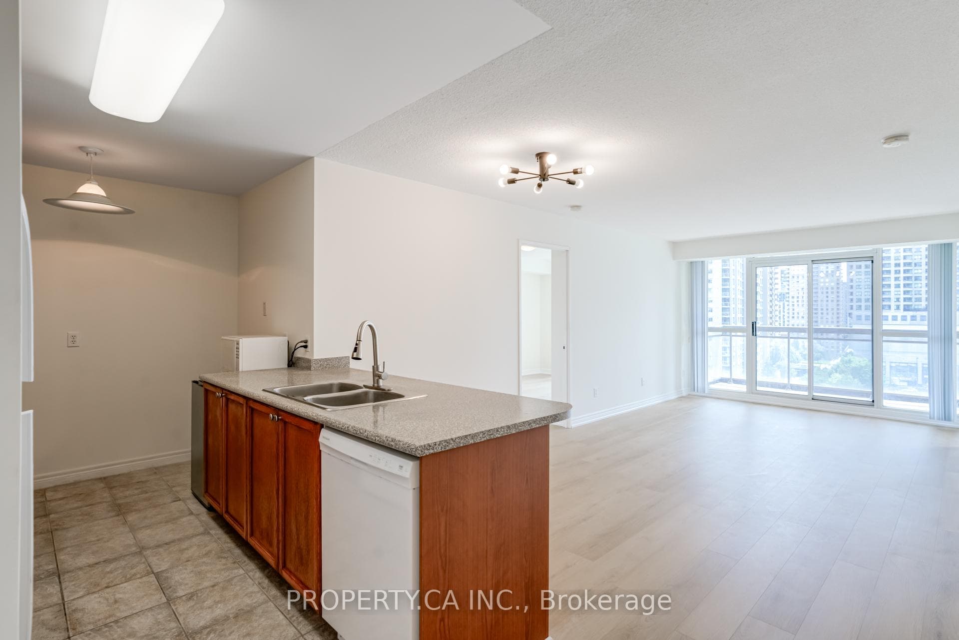 18 Parkview Avenue Unit 1008 photo 4