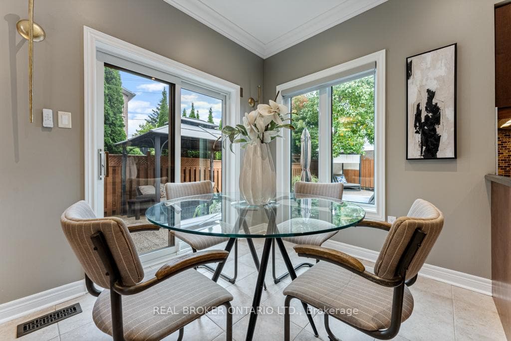 2576 Armour Crescent photo 8
