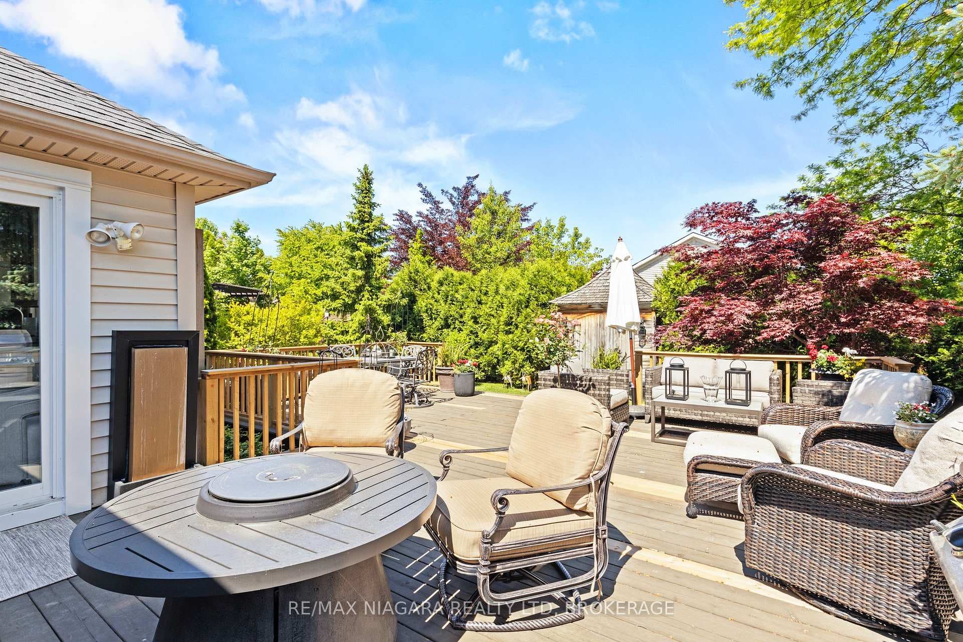 611 Victoria Street photo 40