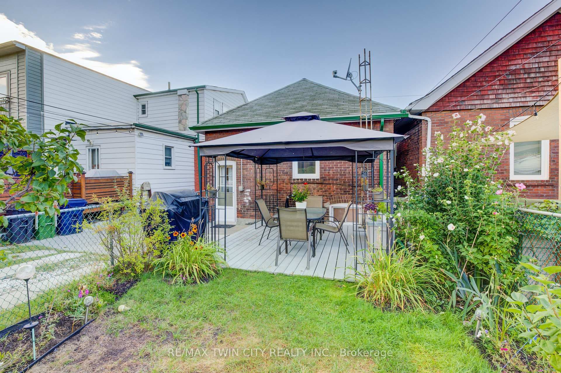 202 Queensdale Avenue photo 21