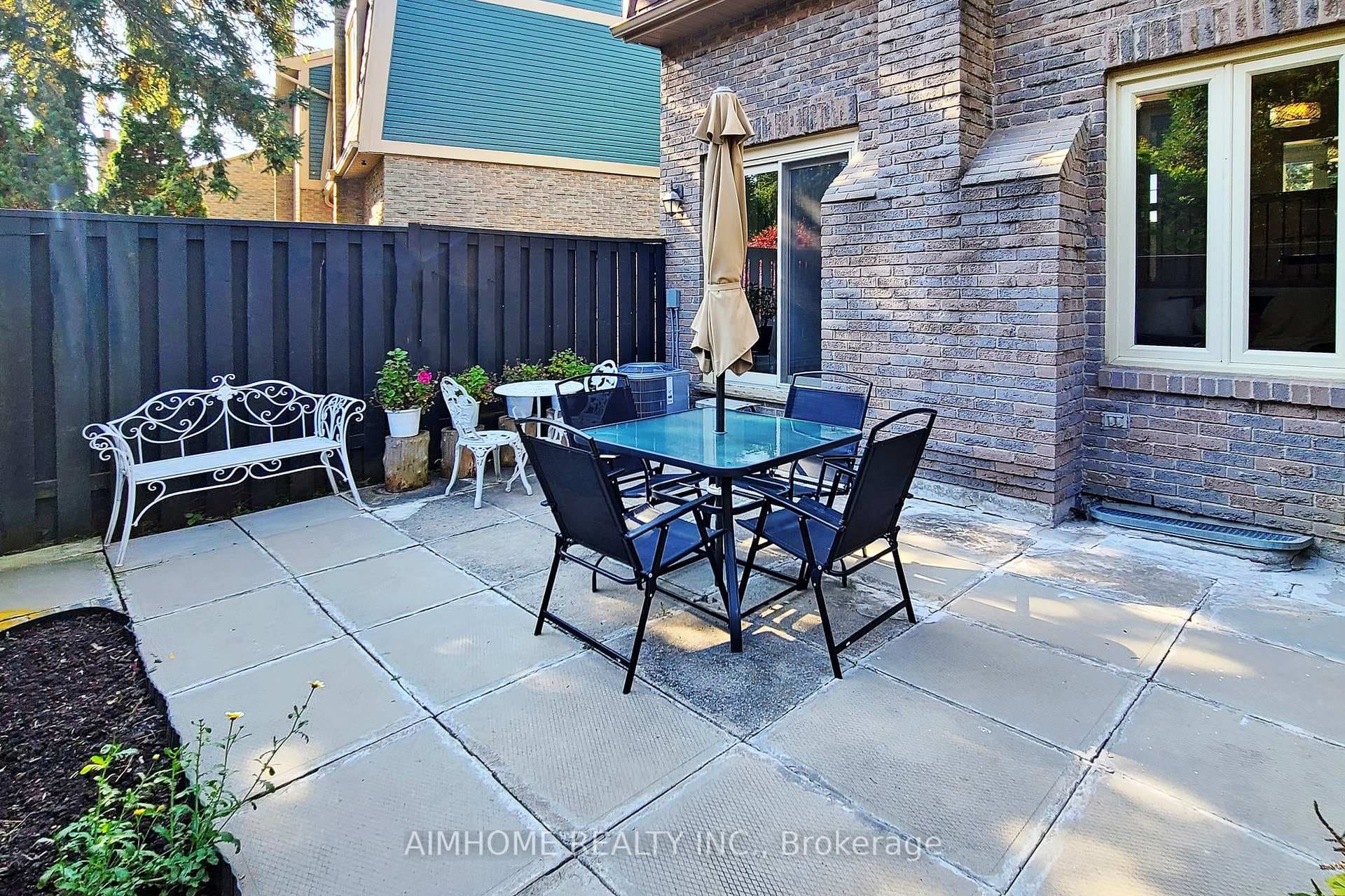 566 Sandhurst Circle photo 39