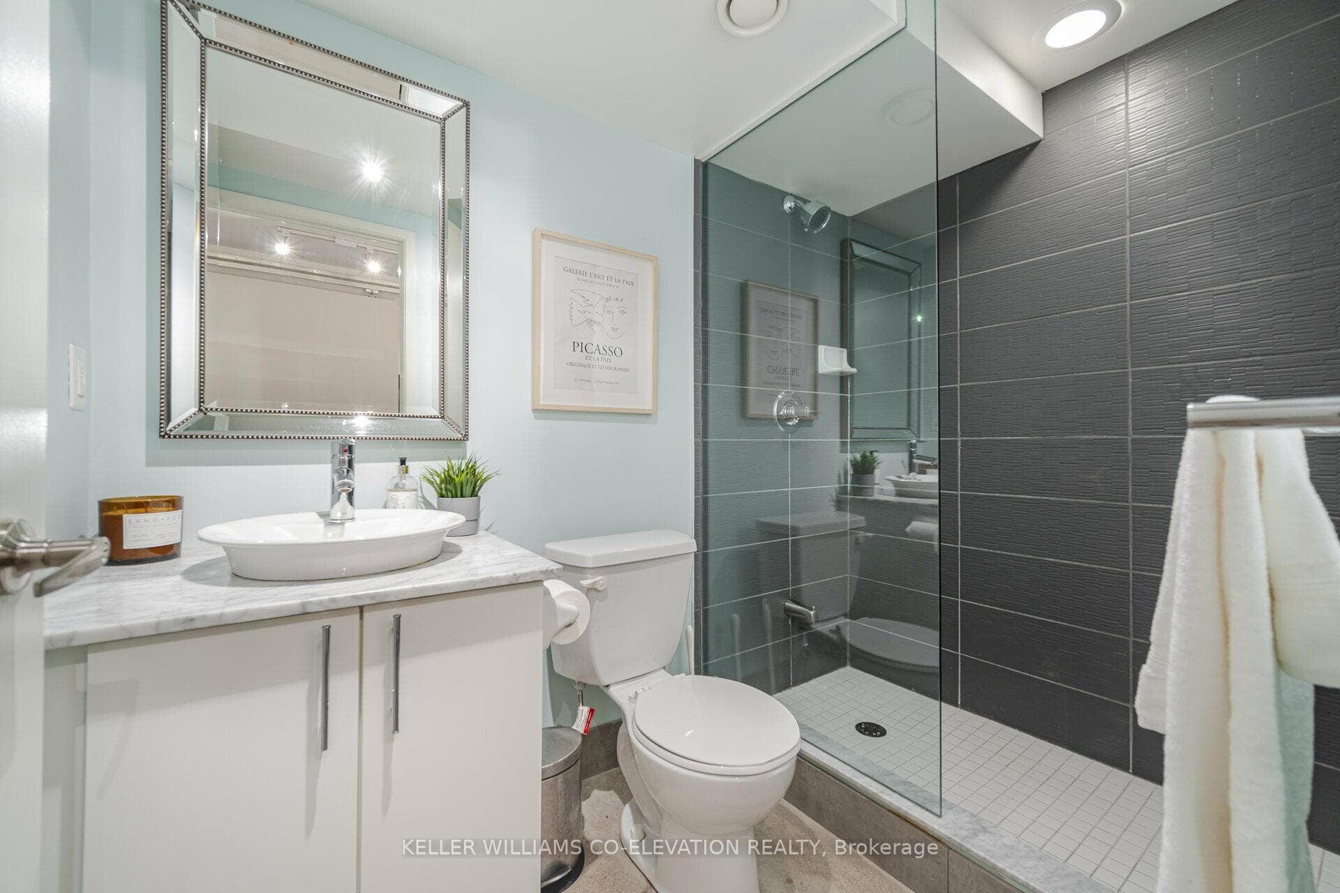 369 Sorauren Avenue Unit 113 photo 19
