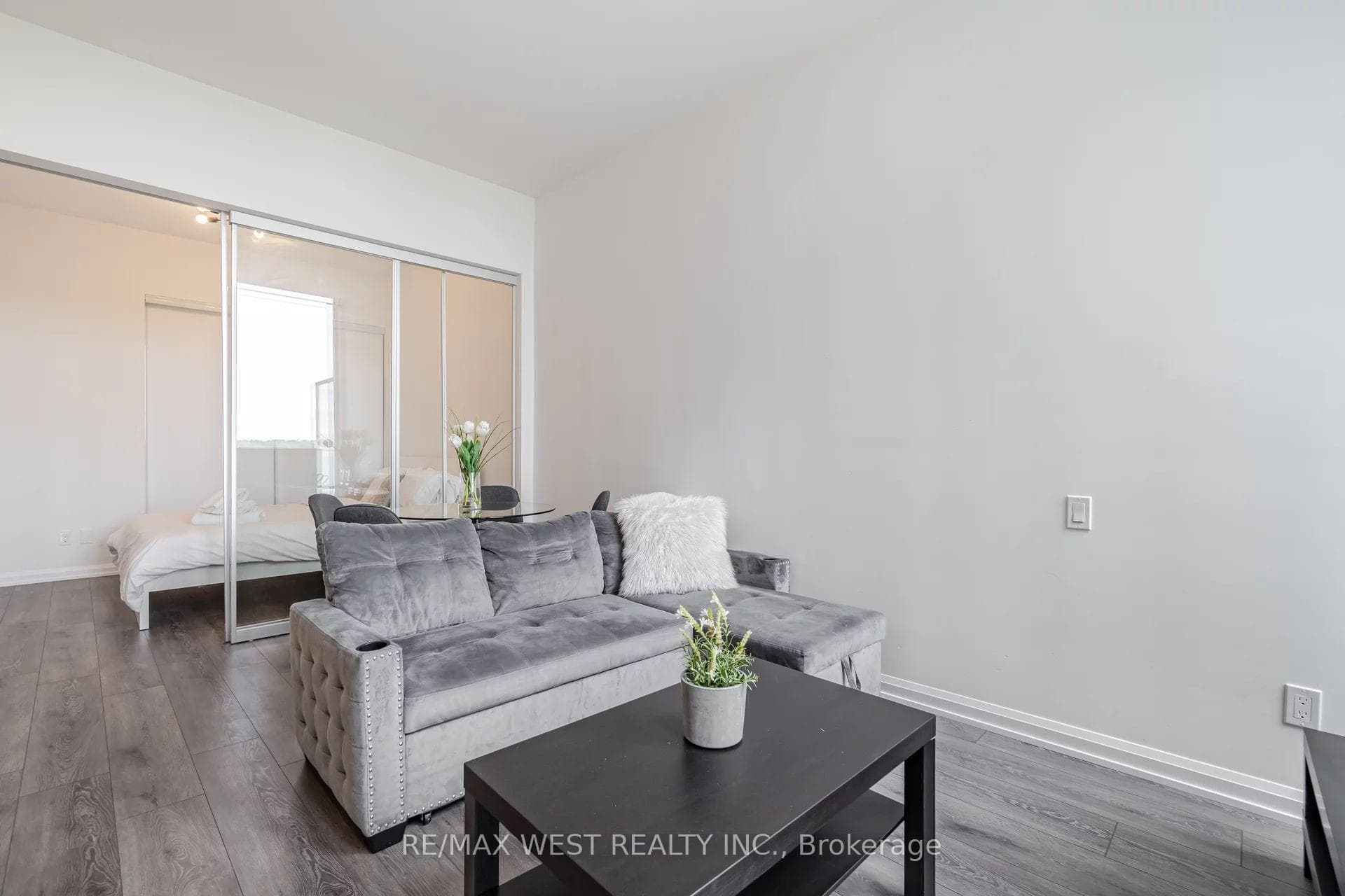 4208 Dundas Street Unit 817 photo 10