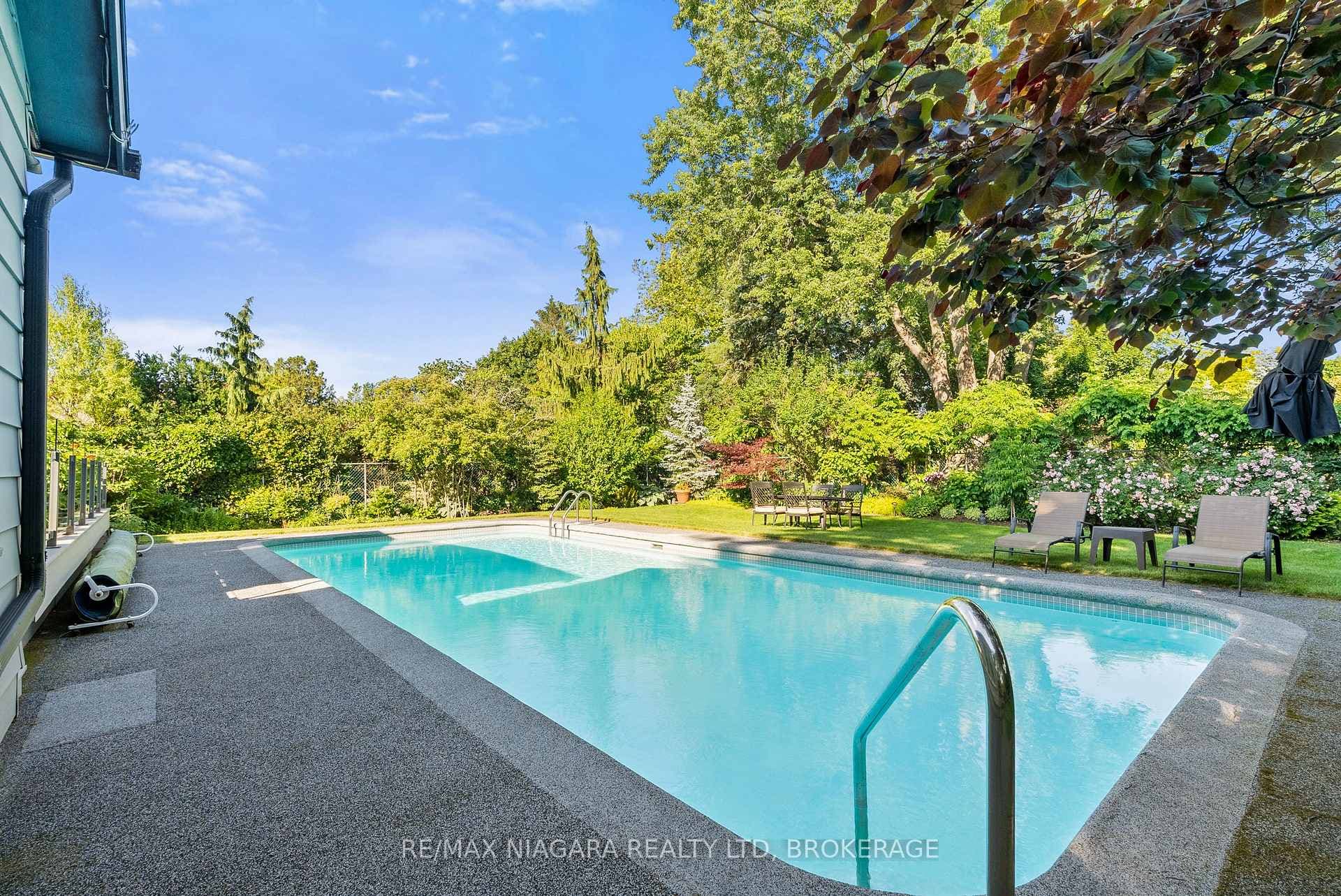 360 DORCHESTER Street photo 6