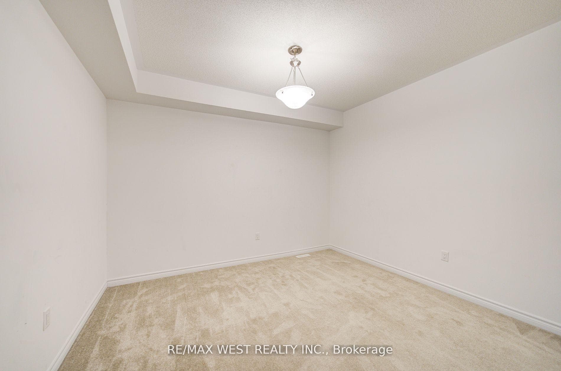 319 Ridley Crescent photo 9