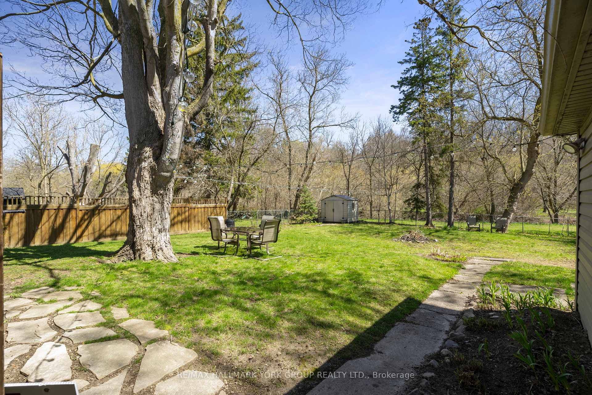 169 Clarence Street photo 39