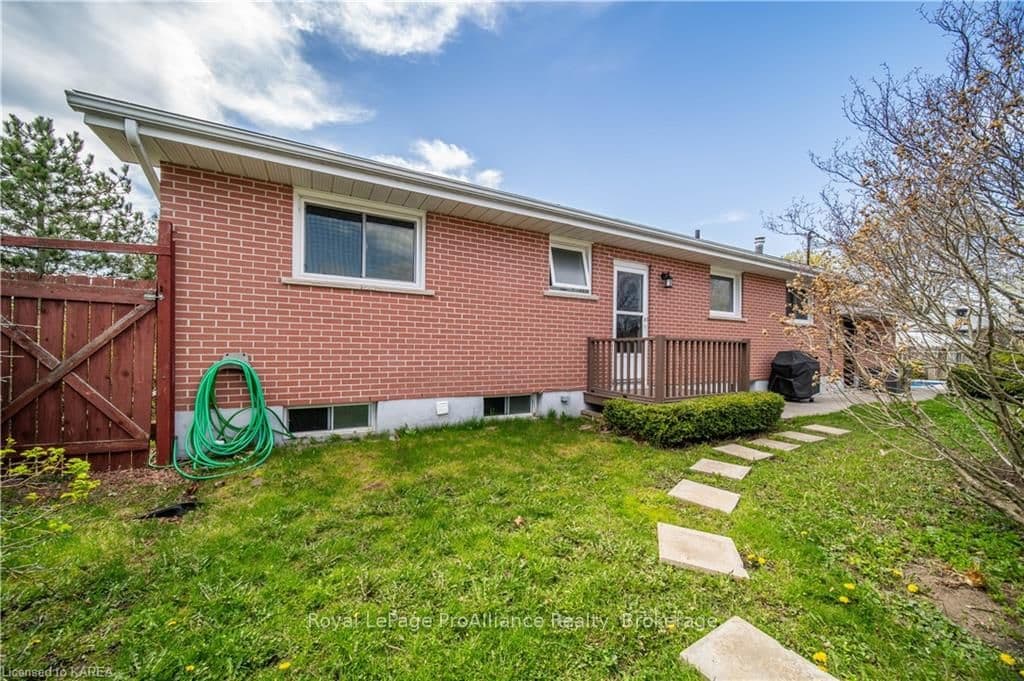 769 SUSSEX Boulevard photo 36