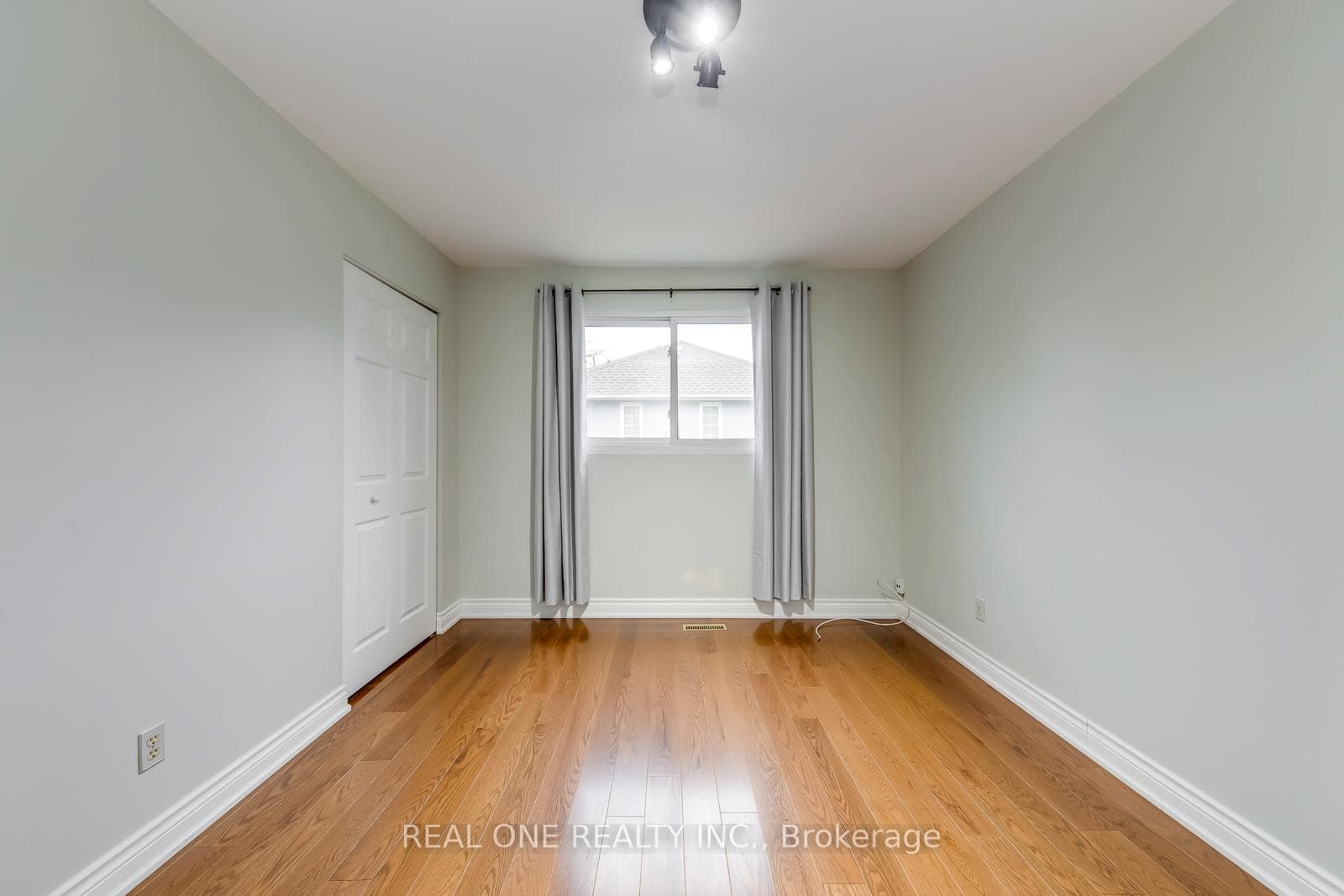 120 Blyth Crescent photo 30