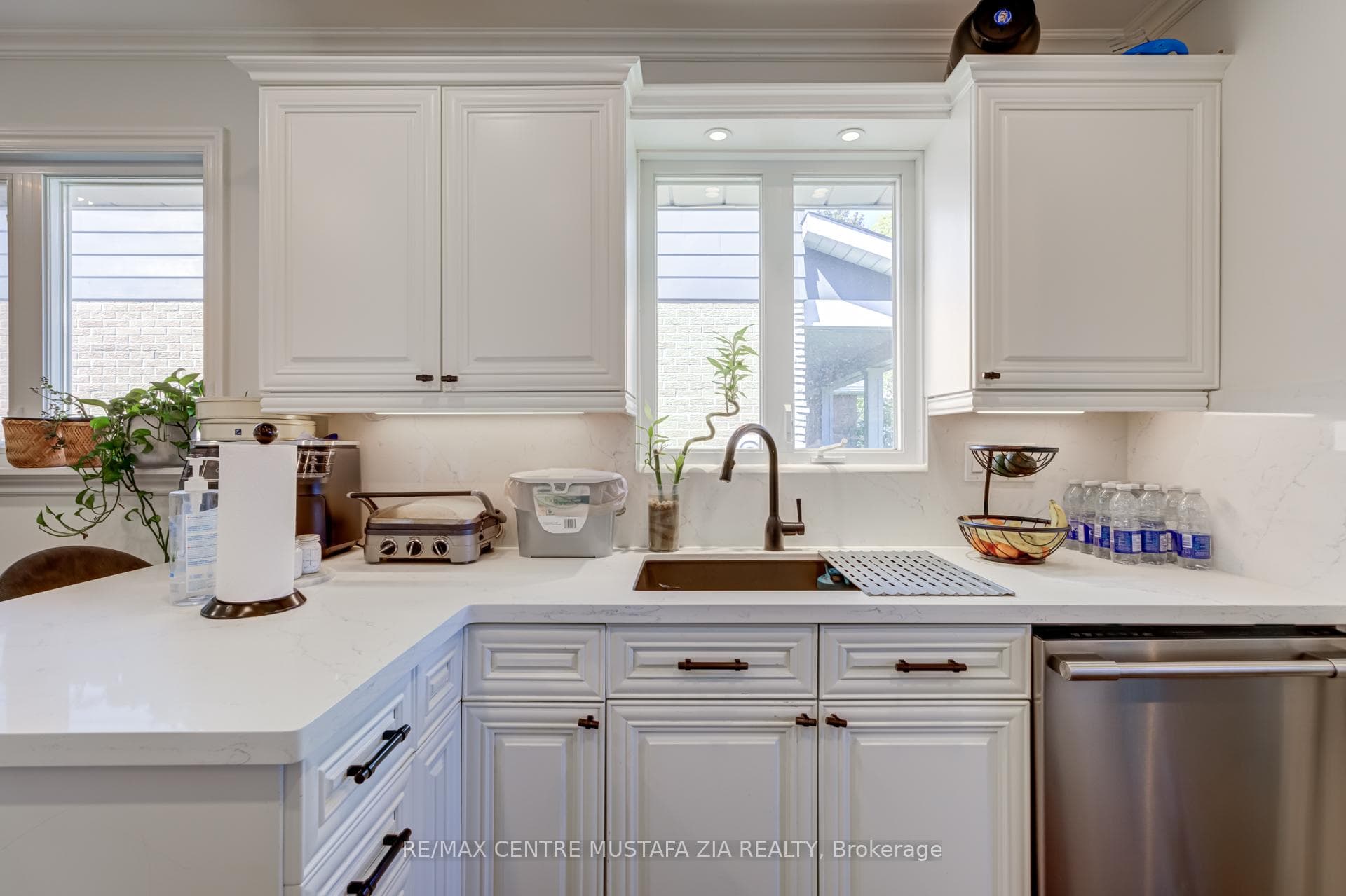 2474 Yarmouth Crescent photo 5