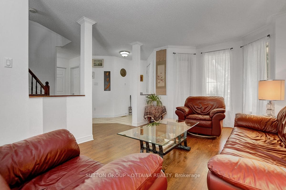982 Como Crescent photo 9