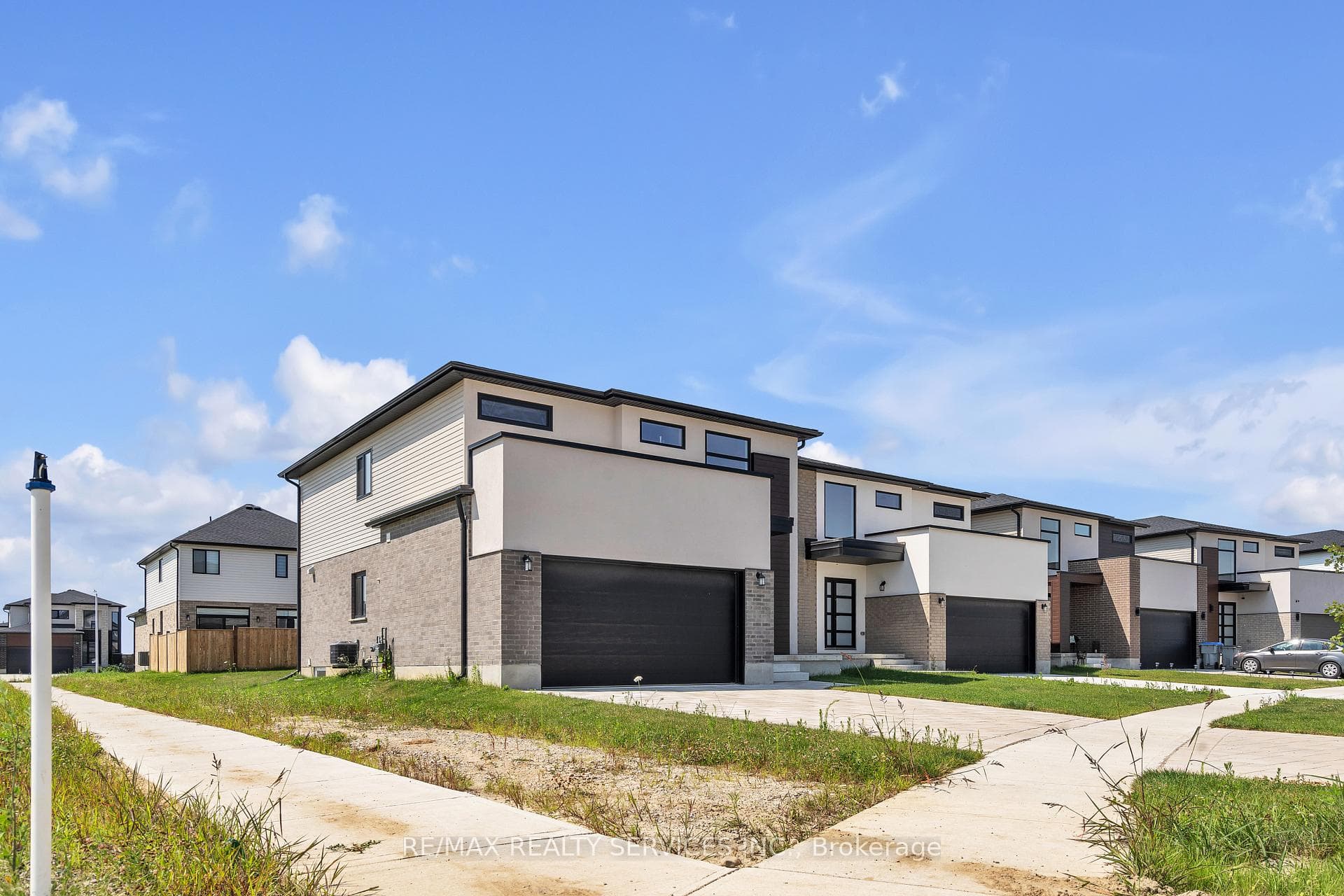 88 Poole Crescent photo 3