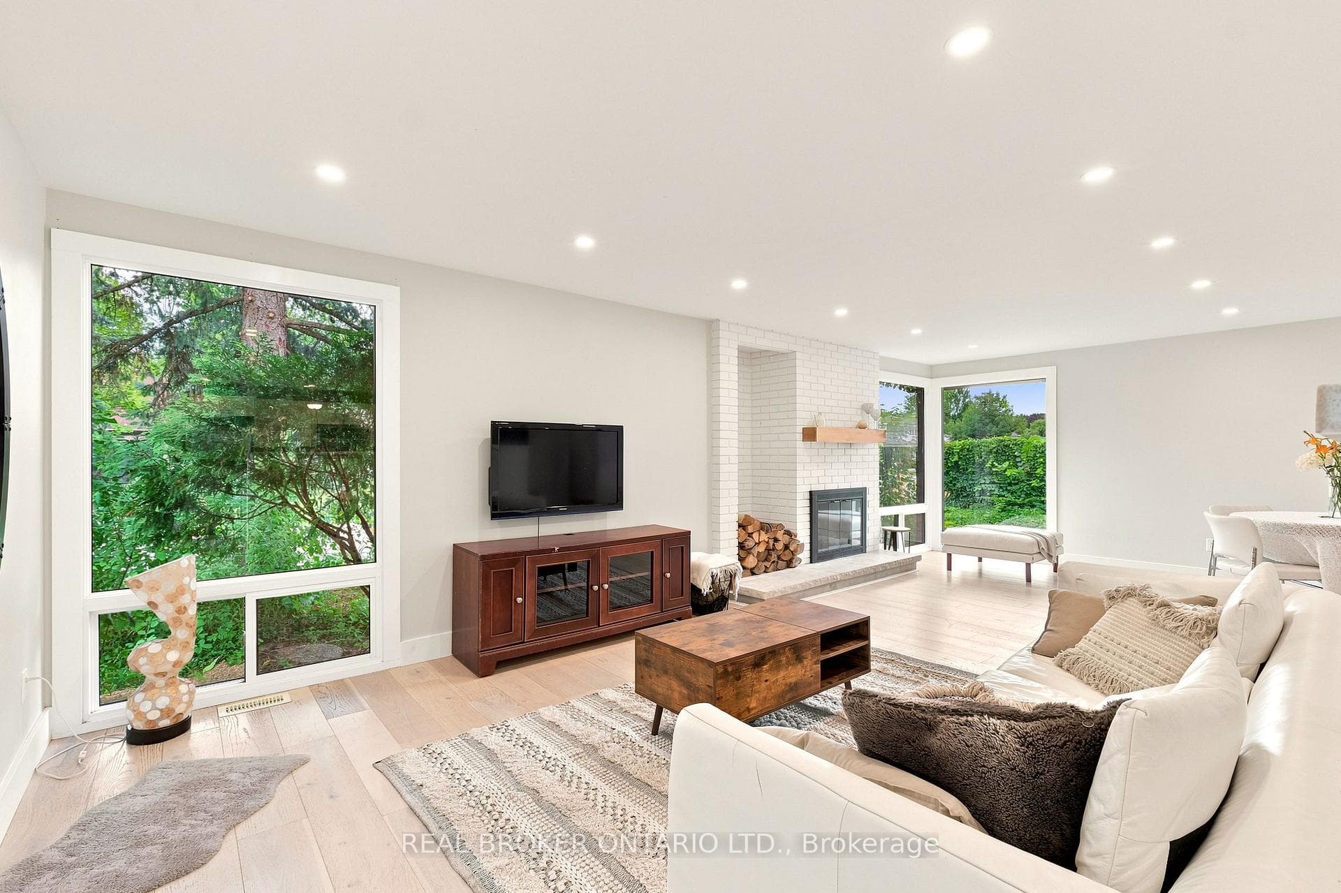 2021 Woodglen Crescent photo 5