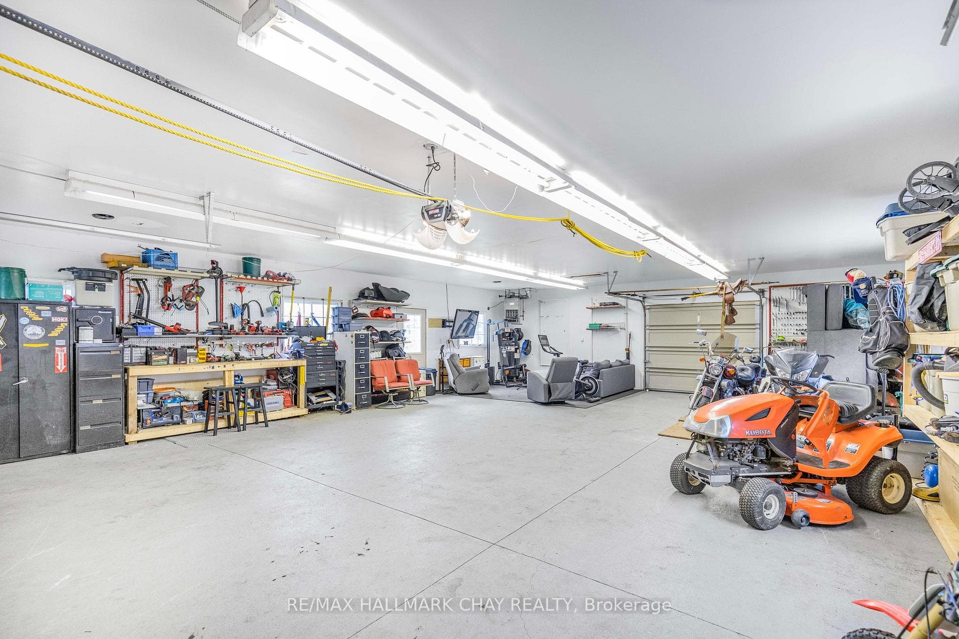 1545 15th Side Road photo 11