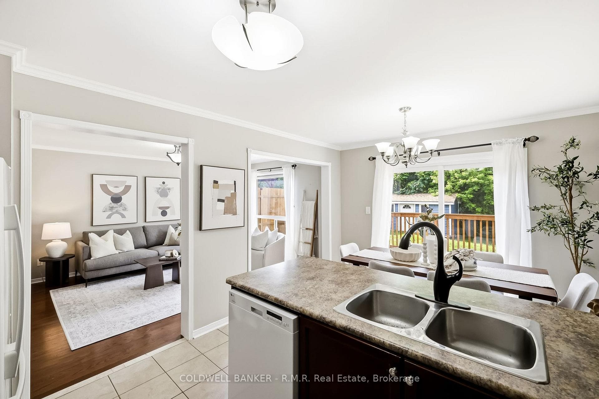 1244 Ashgrove Crescent photo 20