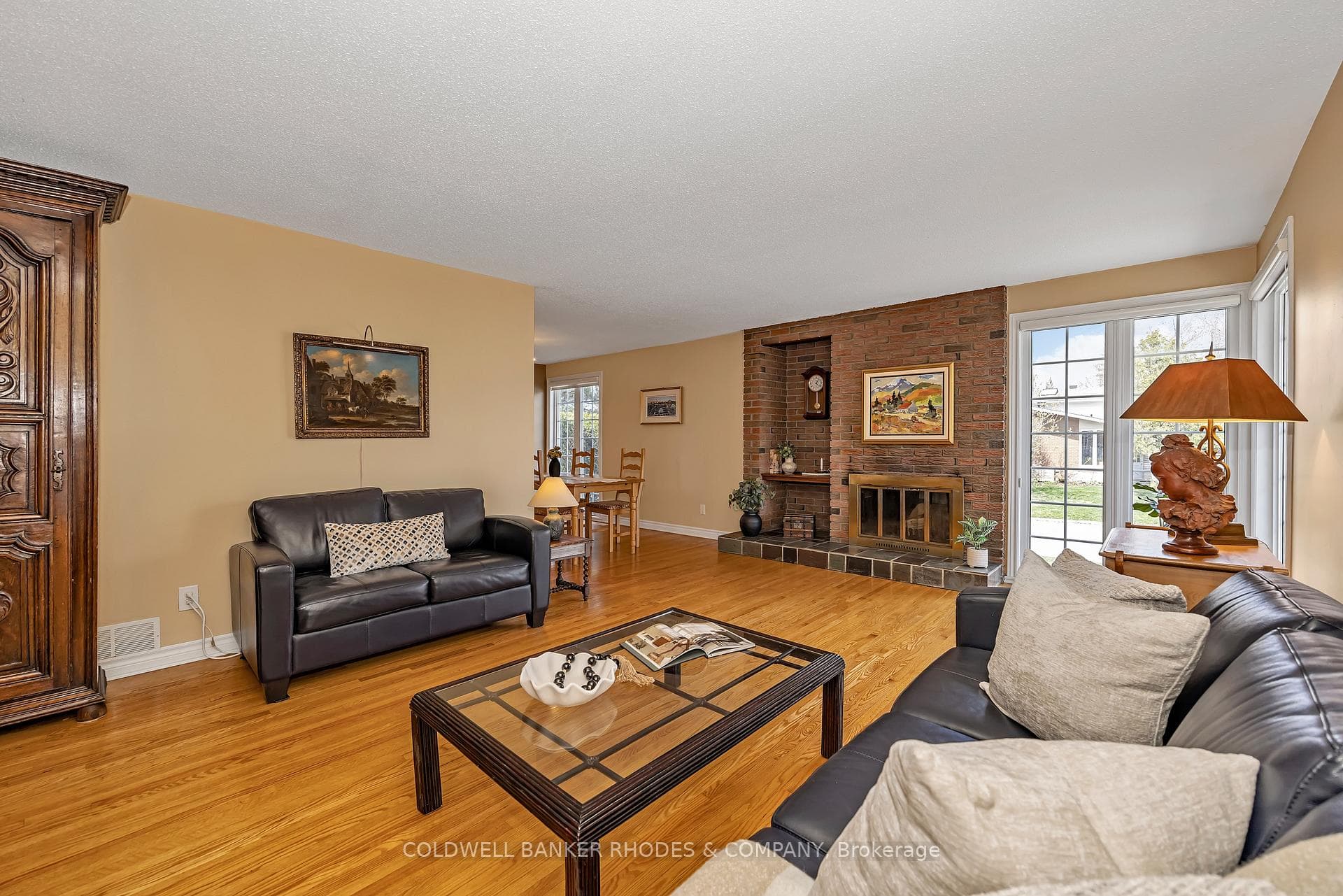 2047 Woodglen Crescent photo 5