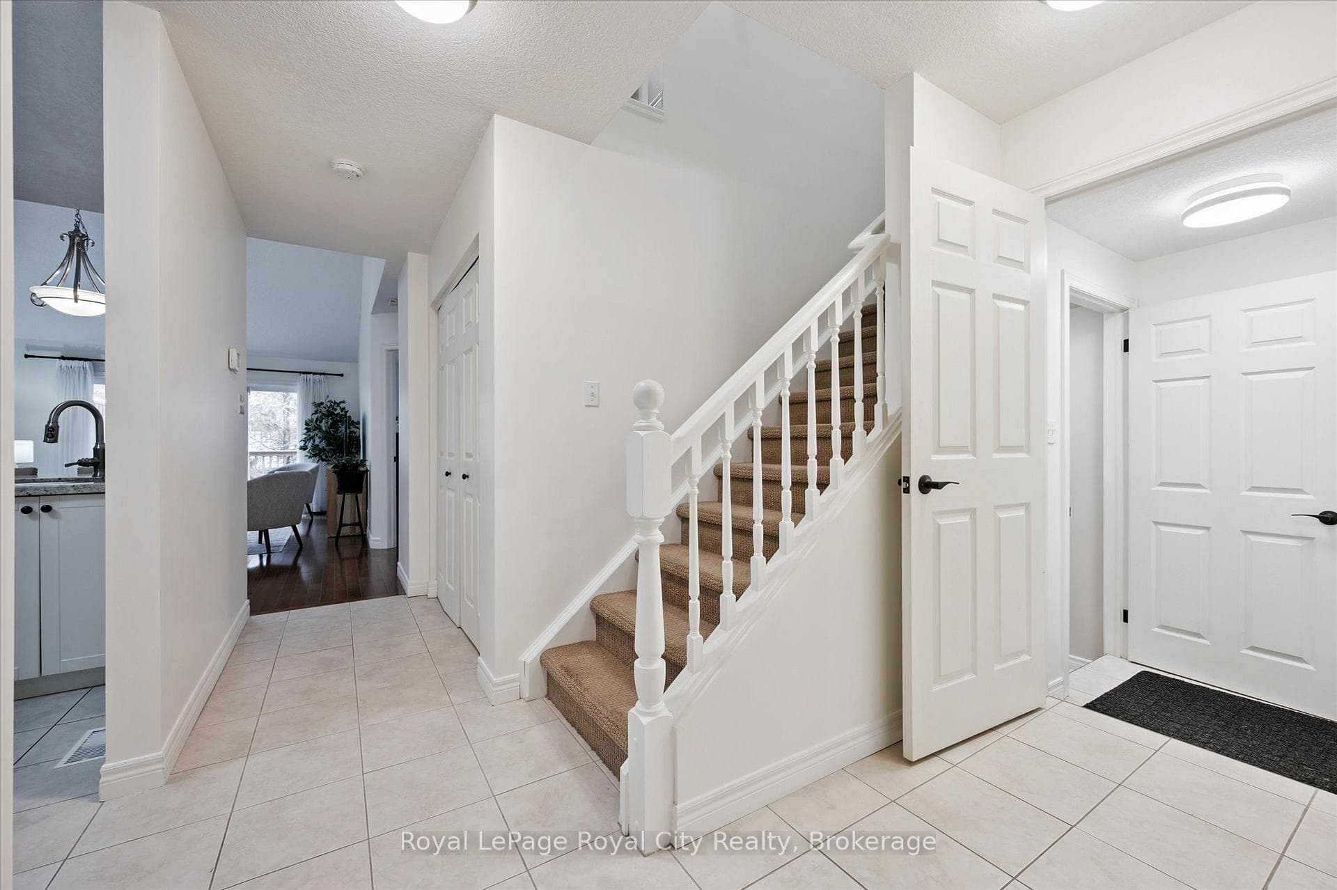 92 Schroder Crescent photo 10