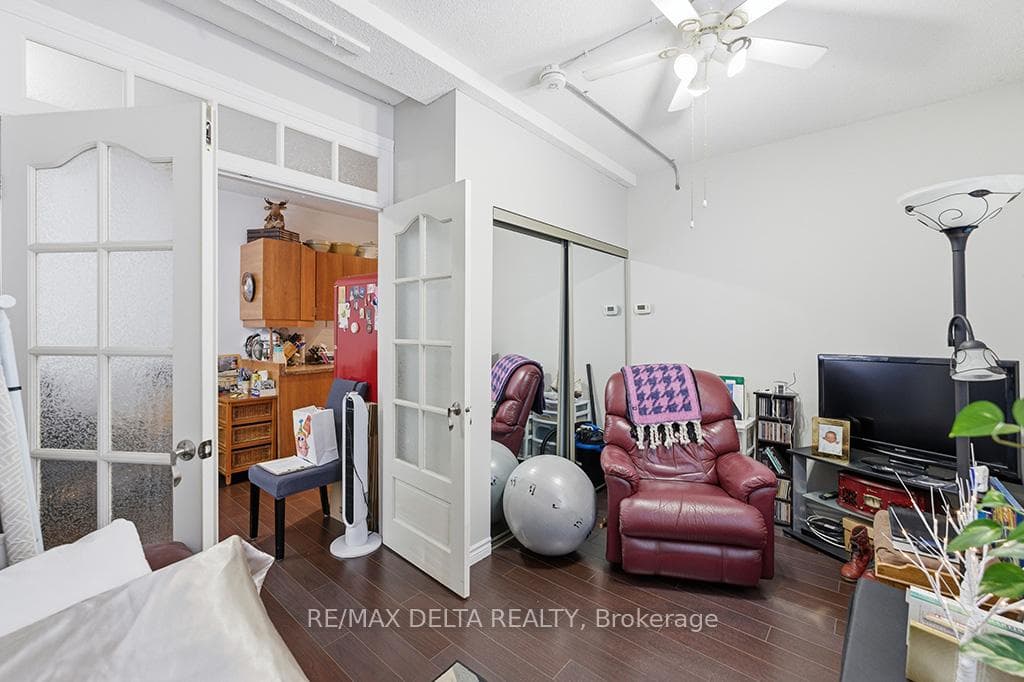 1-bed apt: LR off kitchen.