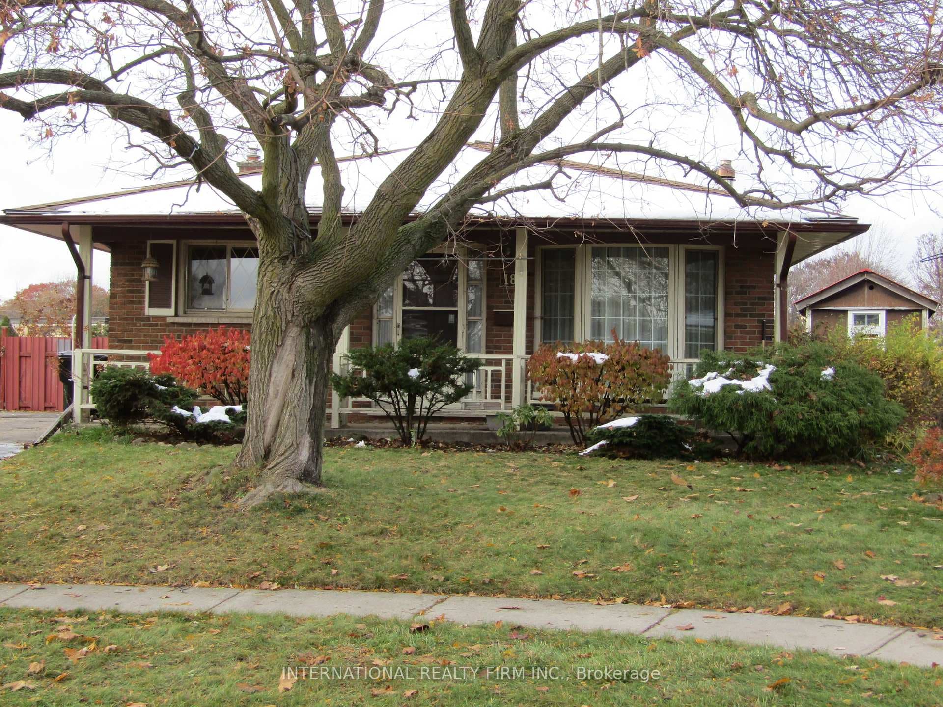 18 Foster Crescent photo 1