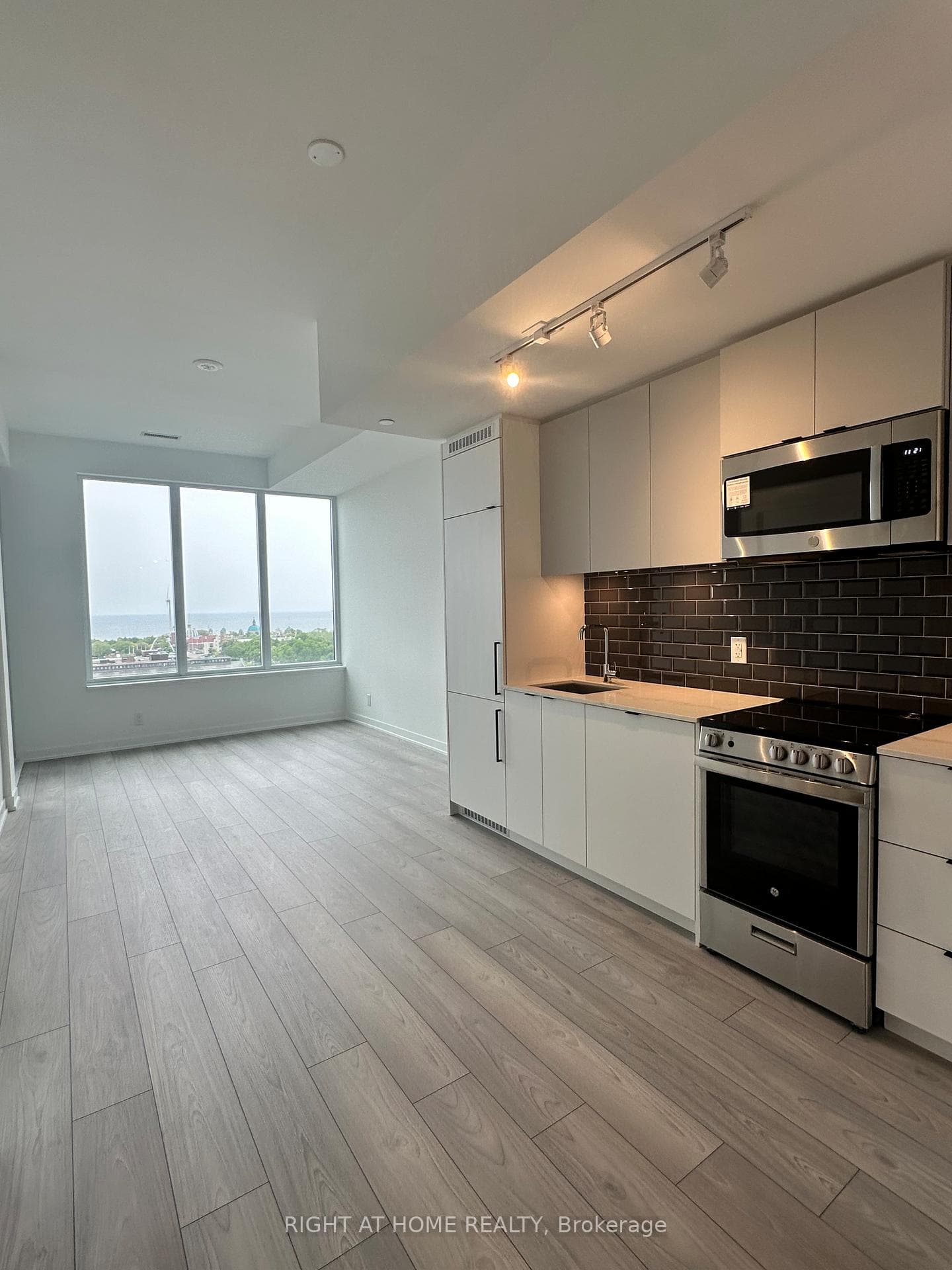 285 Dufferin Street Unit 1112 photo 11