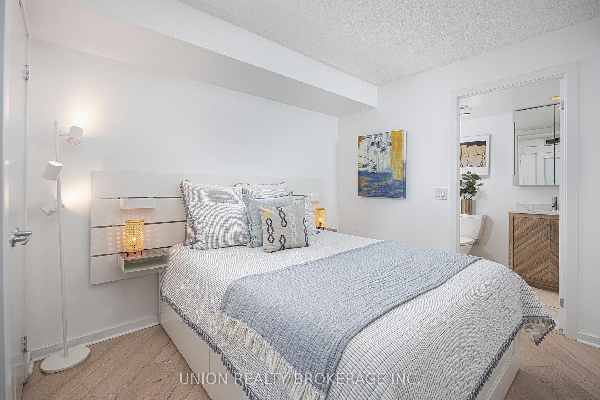 208 Queens Quay Unit 811 photo 11