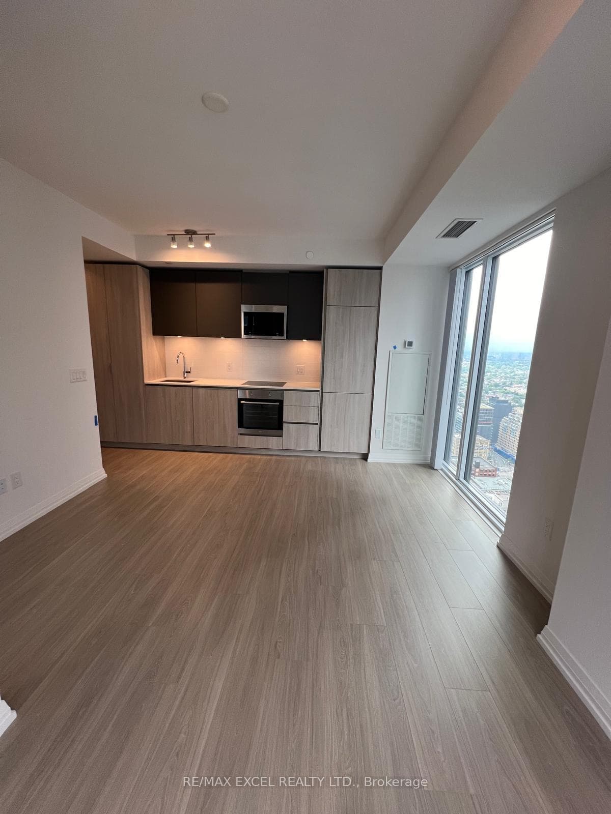 8 Widmer Street Unit 4305 photo 5